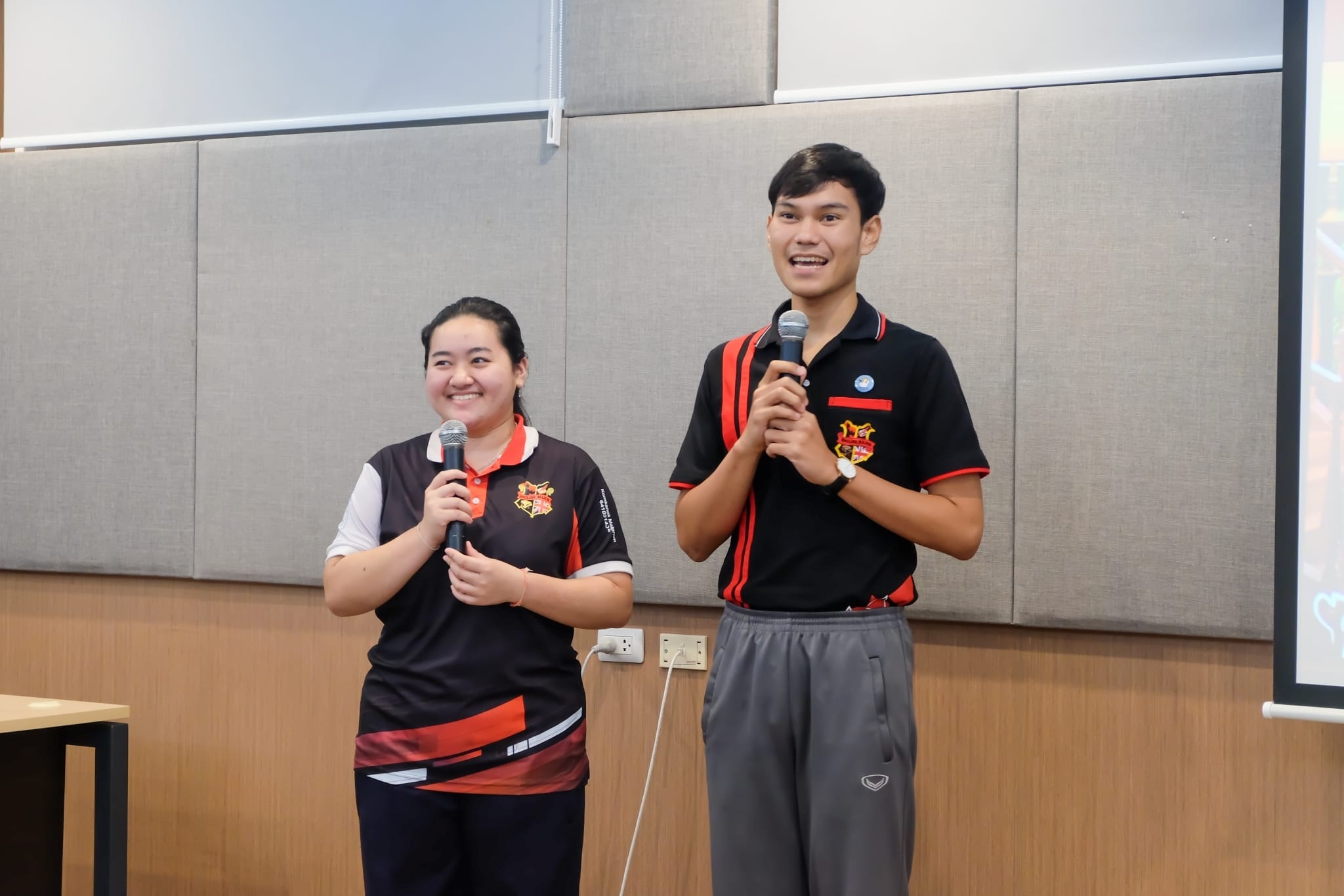 ​ยินดีต้อนรับ Dean​ of​ International, Hon-Man Lee, Ph.D. and​ Division Head​ Office​ of​ International, Hsiu-Hui Change.