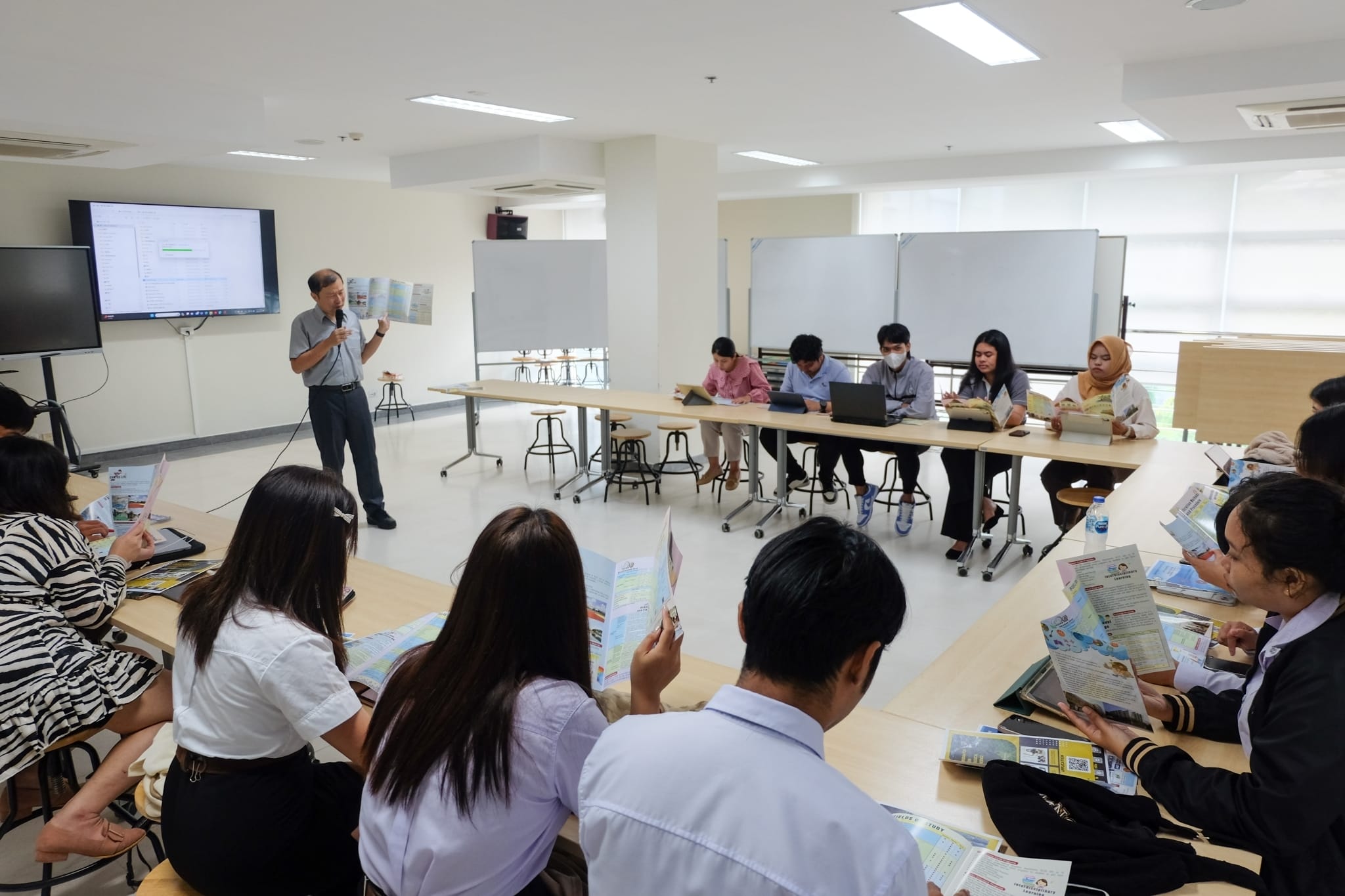 Dean​ of​ International, Hon-Man Lee, Ph.D. บรรยาย​พิเศษ​ในหัวข้อ "The Application of Novel Palladium Complexes in Catalysis of Unreactive Substrates"
