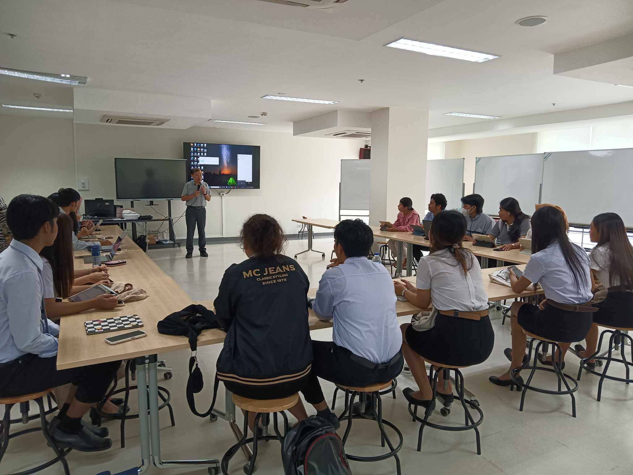 Dean​ of​ International, Hon-Man Lee, Ph.D. บรรยาย​พิเศษ​ในหัวข้อ "The Application of Novel Palladium Complexes in Catalysis of Unreactive Substrates"