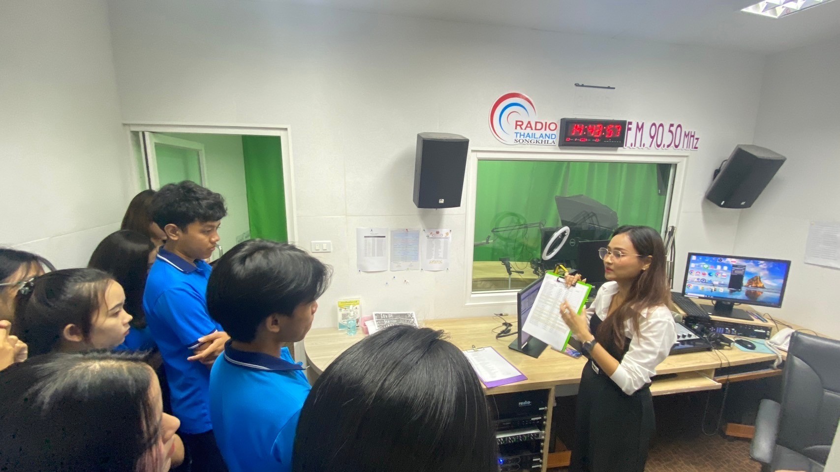 นิสิตสาขาวิชาเทคโนโลยีและสื่อสารการศึกษา เข้าไปศึกษาดูงาน สถานีวิทยุกระจายเสียง ในจังหวัดสงขลา