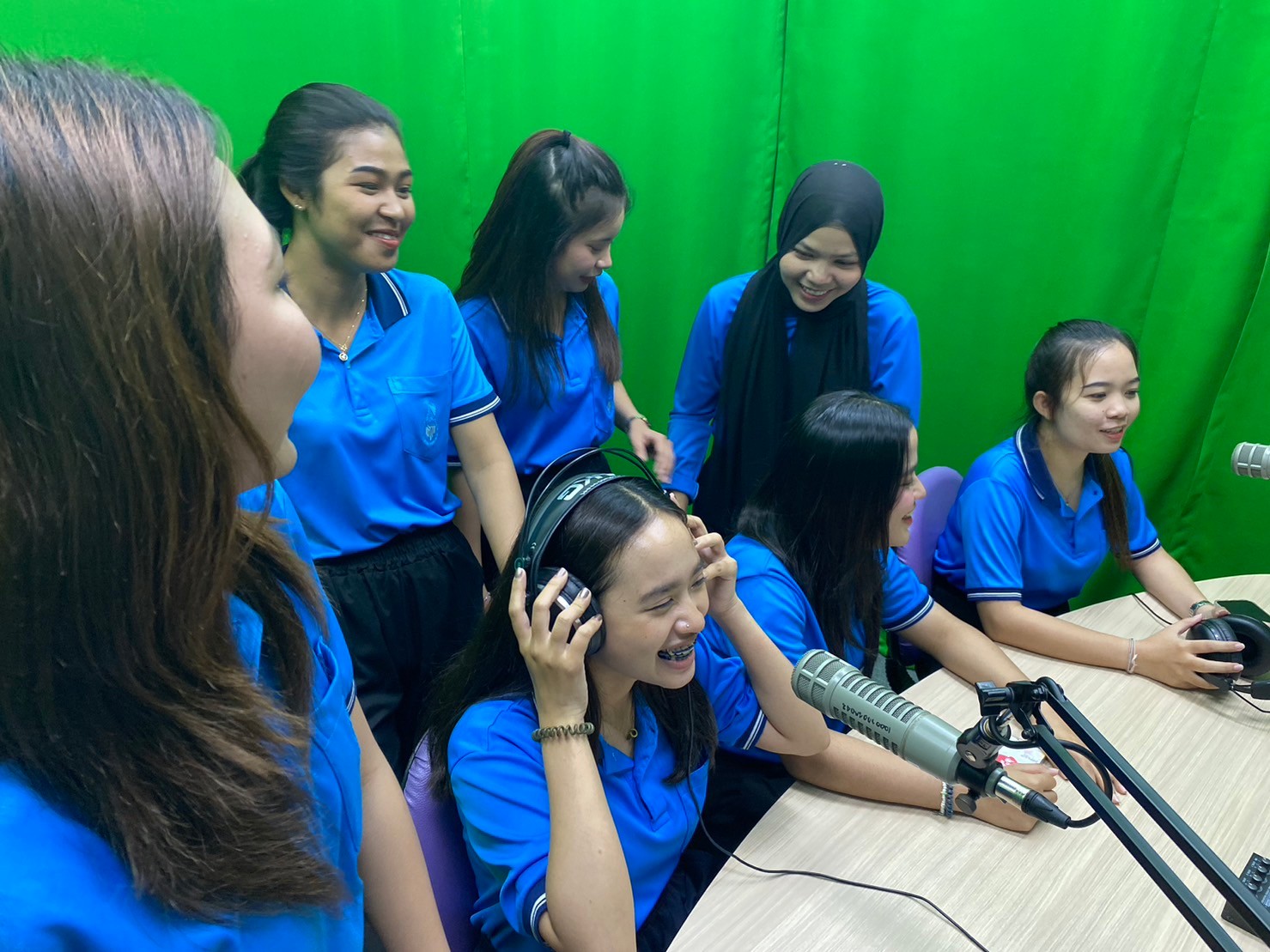 นิสิตสาขาวิชาเทคโนโลยีและสื่อสารการศึกษา เข้าไปศึกษาดูงาน สถานีวิทยุกระจายเสียง ในจังหวัดสงขลา