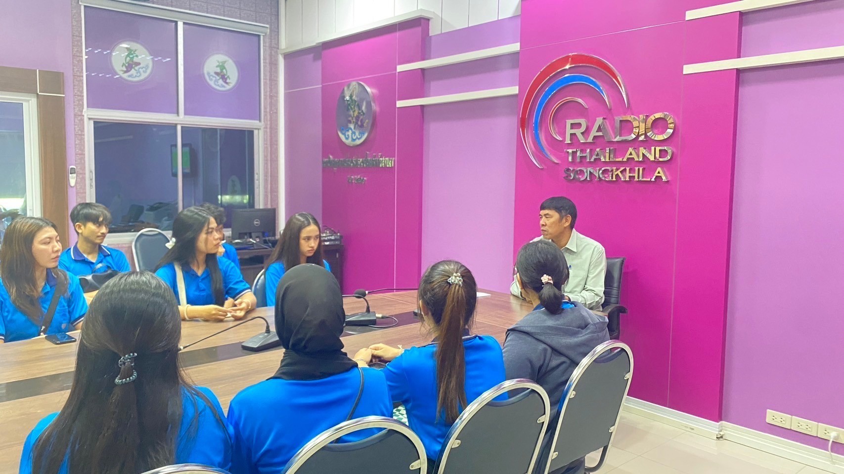 นิสิตสาขาวิชาเทคโนโลยีและสื่อสารการศึกษา เข้าไปศึกษาดูงาน สถานีวิทยุกระจายเสียง ในจังหวัดสงขลา