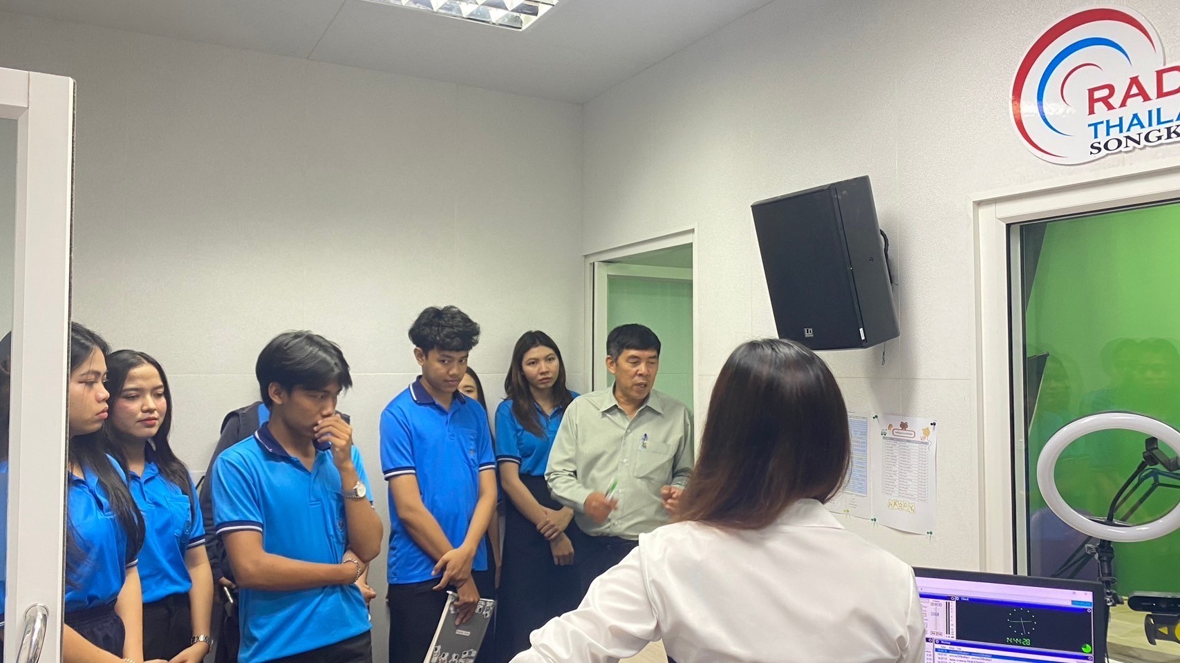 นิสิตสาขาวิชาเทคโนโลยีและสื่อสารการศึกษา เข้าไปศึกษาดูงาน สถานีวิทยุกระจายเสียง ในจังหวัดสงขลา