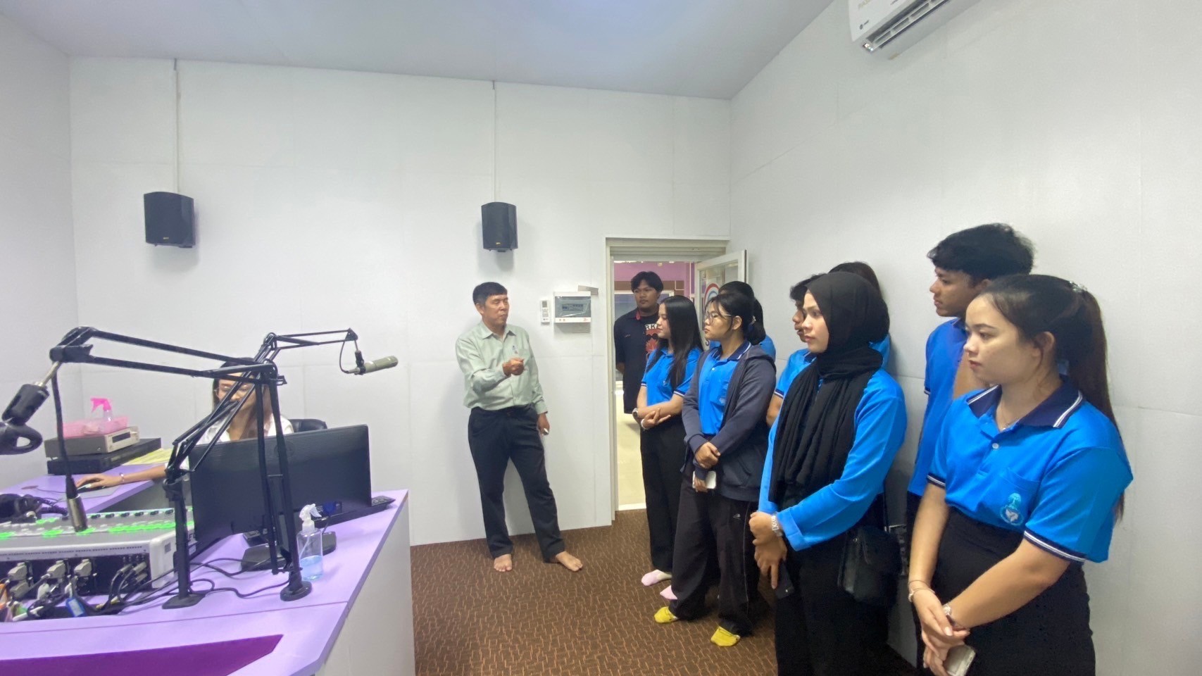 นิสิตสาขาวิชาเทคโนโลยีและสื่อสารการศึกษา เข้าไปศึกษาดูงาน สถานีวิทยุกระจายเสียง ในจังหวัดสงขลา