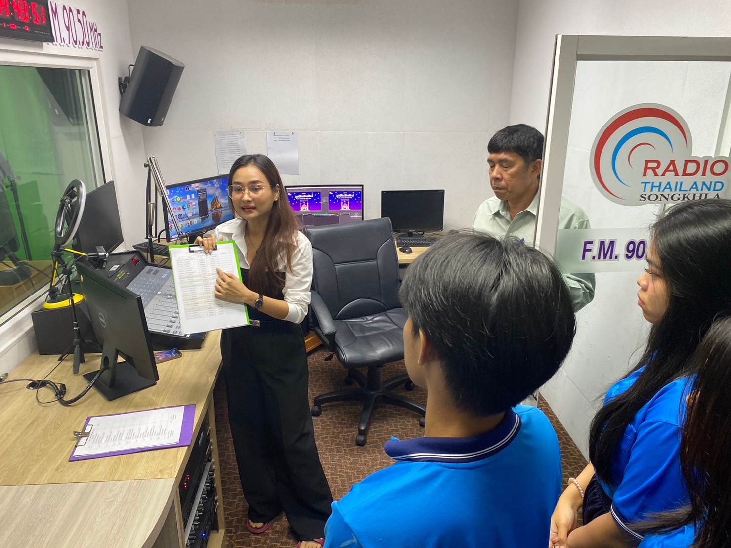 นิสิตสาขาวิชาเทคโนโลยีและสื่อสารการศึกษา เข้าไปศึกษาดูงาน สถานีวิทยุกระจายเสียง ในจังหวัดสงขลา