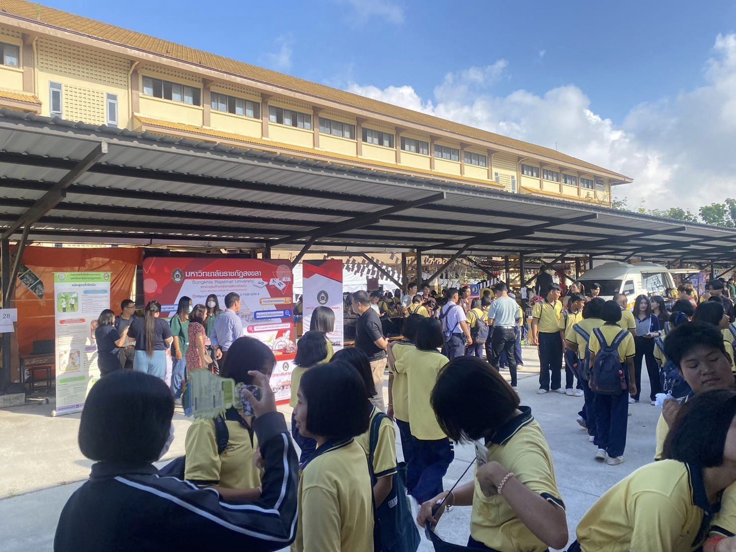 งานสื่อสารองค์กรเข้าร่วมโครงการนิทรรศการแนะแนว การศึกษาต่อ ณ โรงเรียนนวมินทราชูทิศ ทักษิณ