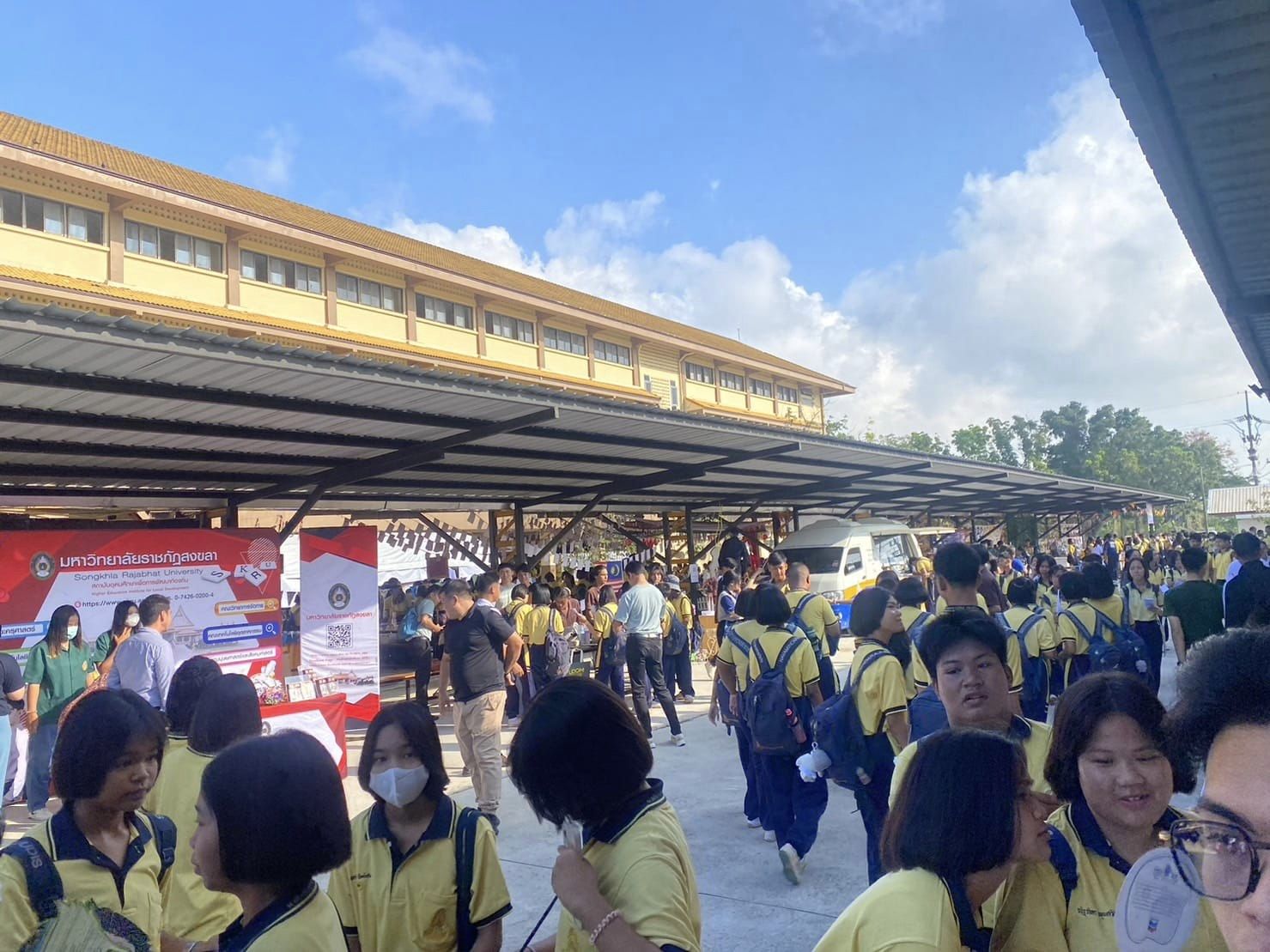 งานสื่อสารองค์กรเข้าร่วมโครงการนิทรรศการแนะแนว การศึกษาต่อ ณ โรงเรียนนวมินทราชูทิศ ทักษิณ