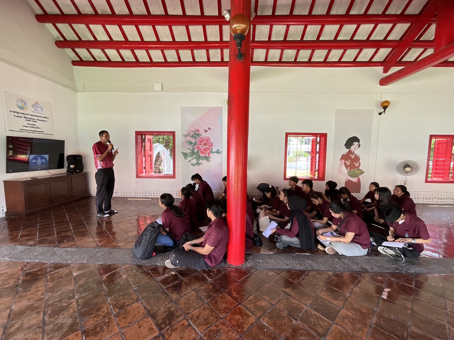 นิสิตชั้นปีที่ 3 ศิลปศึกษา (Art Education)  เข้าชมและศึกษาเรียนรู้งานศิลปะพื้นถิ่น  ศิลปะประจำชาติ ณ พิพิธภัณฑสถานแห่งชาติ สงขลา