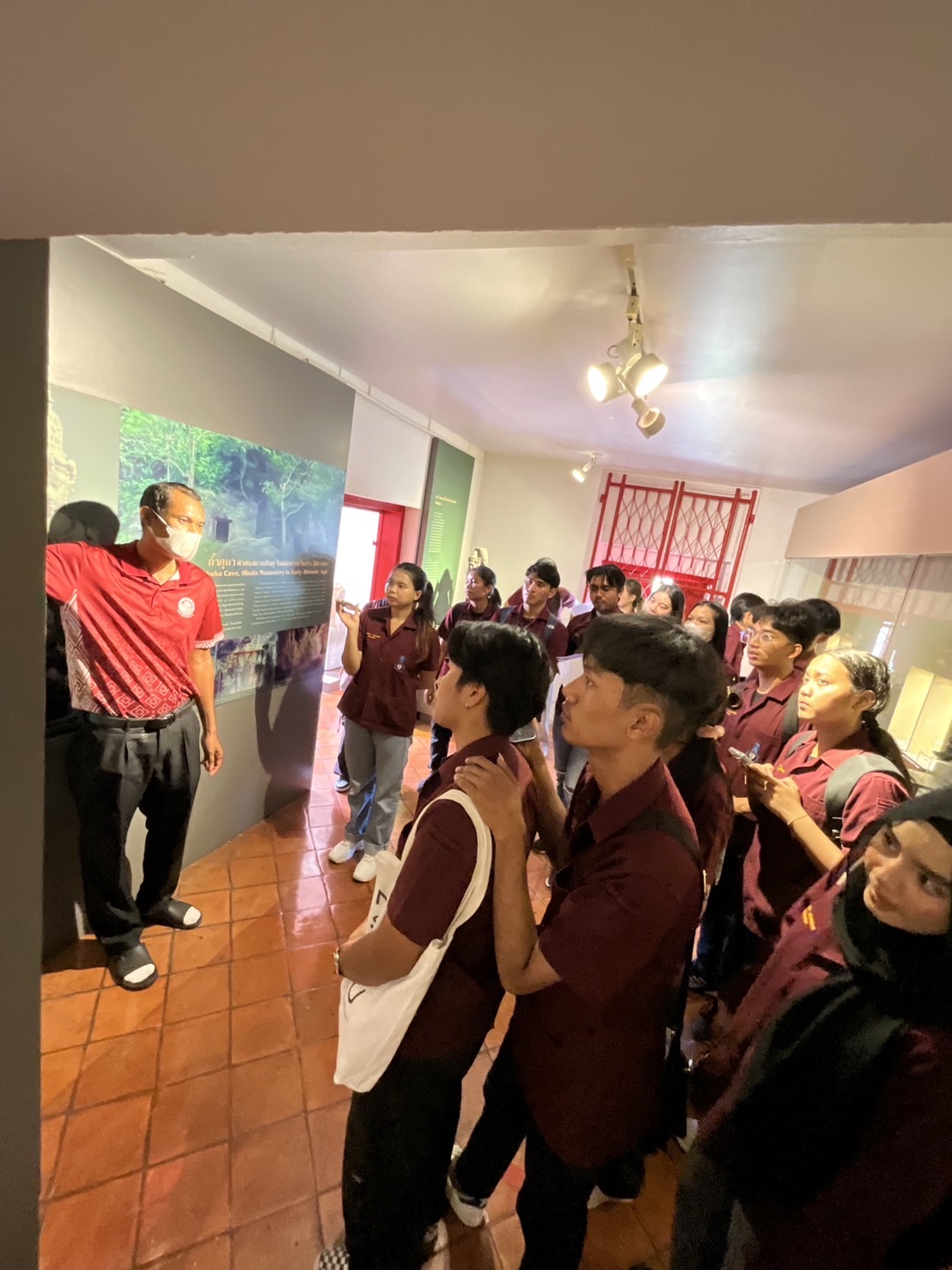 นิสิตชั้นปีที่ 3 ศิลปศึกษา (Art Education)  เข้าชมและศึกษาเรียนรู้งานศิลปะพื้นถิ่น  ศิลปะประจำชาติ ณ พิพิธภัณฑสถานแห่งชาติ สงขลา