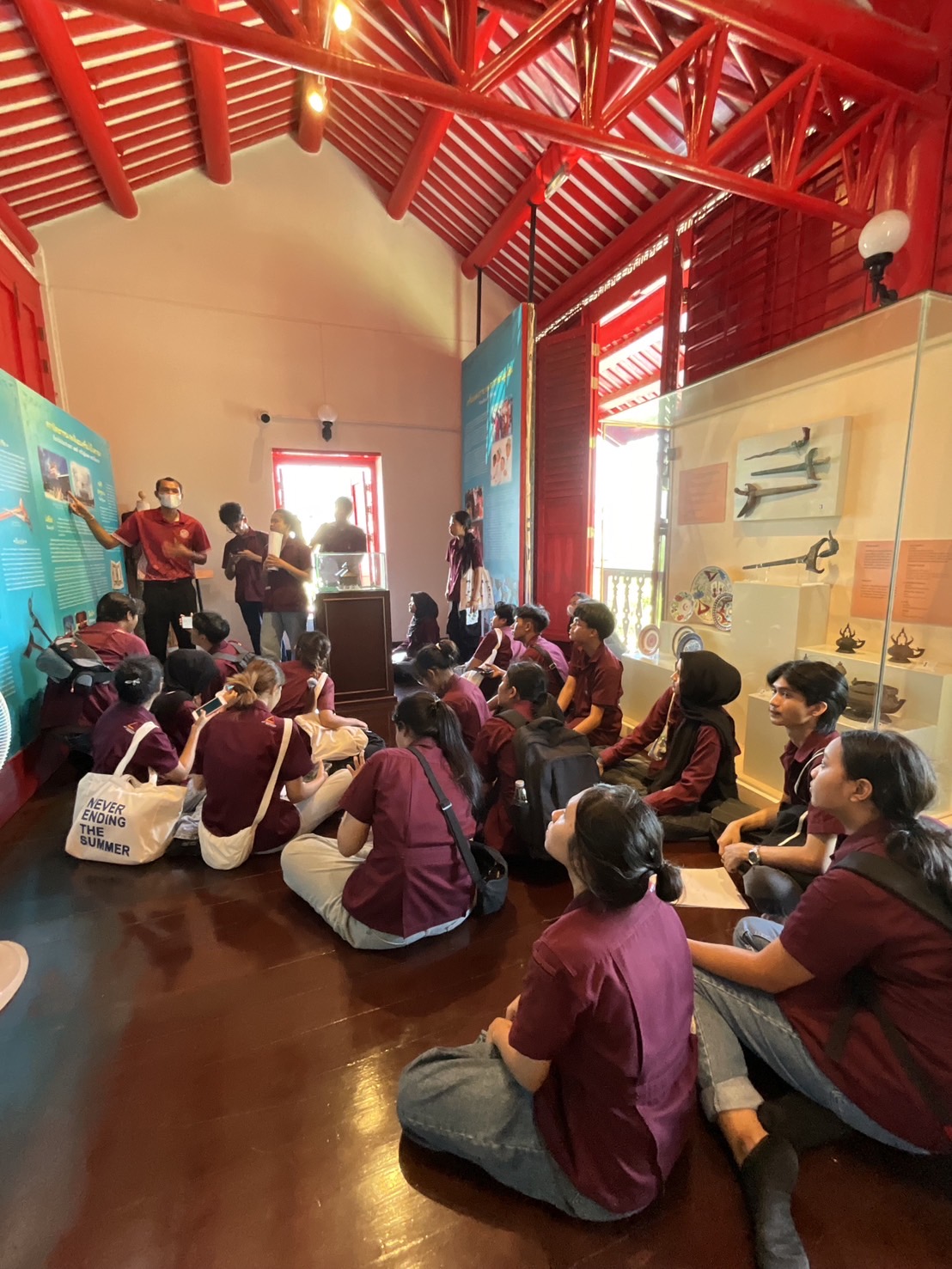 นิสิตชั้นปีที่ 3 ศิลปศึกษา (Art Education)  เข้าชมและศึกษาเรียนรู้งานศิลปะพื้นถิ่น  ศิลปะประจำชาติ ณ พิพิธภัณฑสถานแห่งชาติ สงขลา