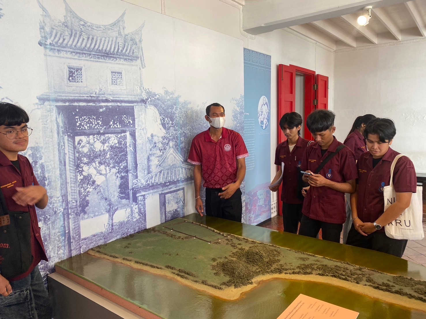 นิสิตชั้นปีที่ 3 ศิลปศึกษา (Art Education)  เข้าชมและศึกษาเรียนรู้งานศิลปะพื้นถิ่น  ศิลปะประจำชาติ ณ พิพิธภัณฑสถานแห่งชาติ สงขลา