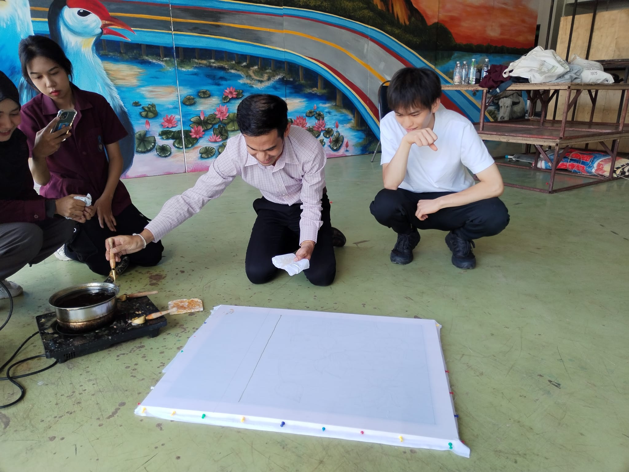 อาจารย์​กิตติศักดิ์​ ธรรมอภิบาล ให้ความรู้​ แนะนำและฝึกปฏิบัติ ​เรื่อง"บาติกเบื้องต้น​สำหรับครู"