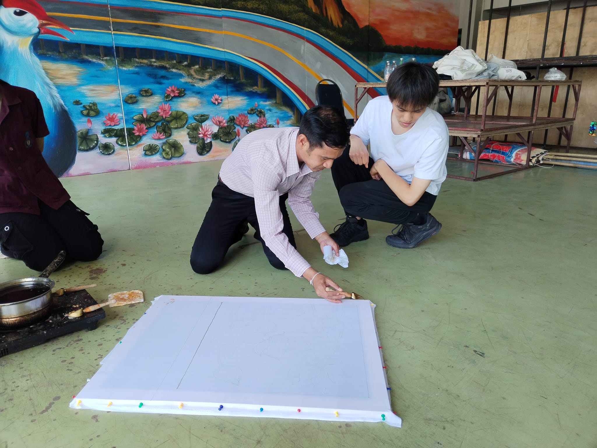 อาจารย์​กิตติศักดิ์​ ธรรมอภิบาล ให้ความรู้​ แนะนำและฝึกปฏิบัติ ​เรื่อง"บาติกเบื้องต้น​สำหรับครู"