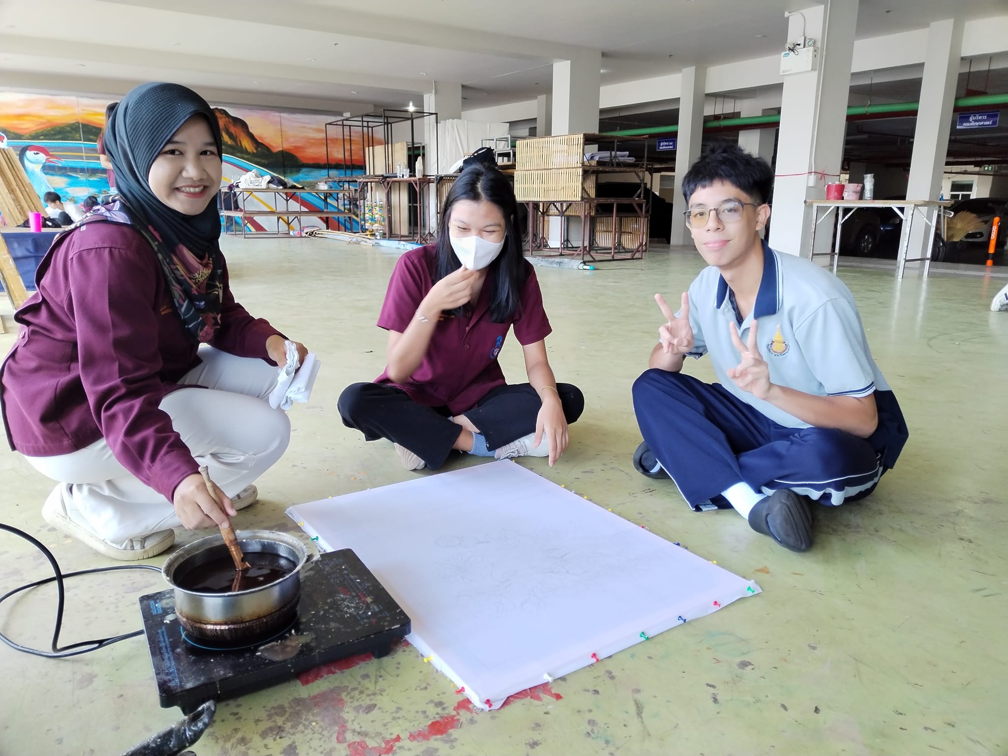 อาจารย์​กิตติศักดิ์​ ธรรมอภิบาล ให้ความรู้​ แนะนำและฝึกปฏิบัติ ​เรื่อง"บาติกเบื้องต้น​สำหรับครู"
