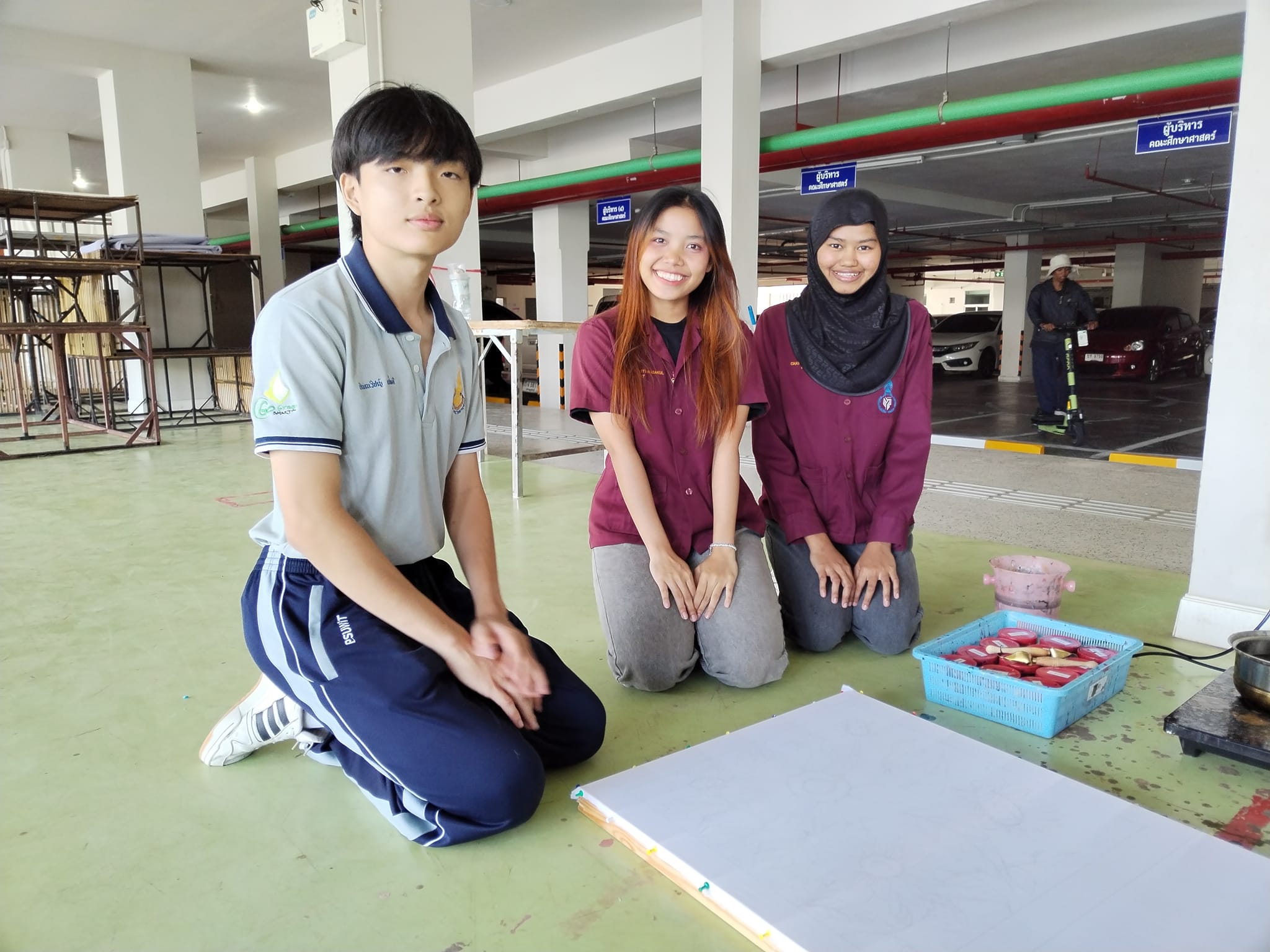 อาจารย์​กิตติศักดิ์​ ธรรมอภิบาล ให้ความรู้​ แนะนำและฝึกปฏิบัติ ​เรื่อง"บาติกเบื้องต้น​สำหรับครู"