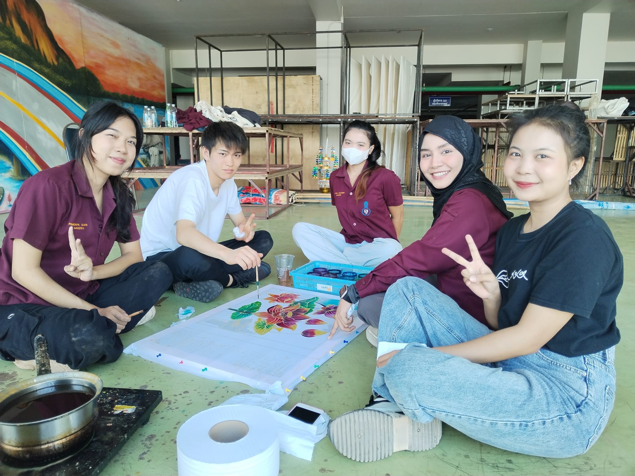 อาจารย์​กิตติศักดิ์​ ธรรมอภิบาล ให้ความรู้​ แนะนำและฝึกปฏิบัติ ​เรื่อง"บาติกเบื้องต้น​สำหรับครู"