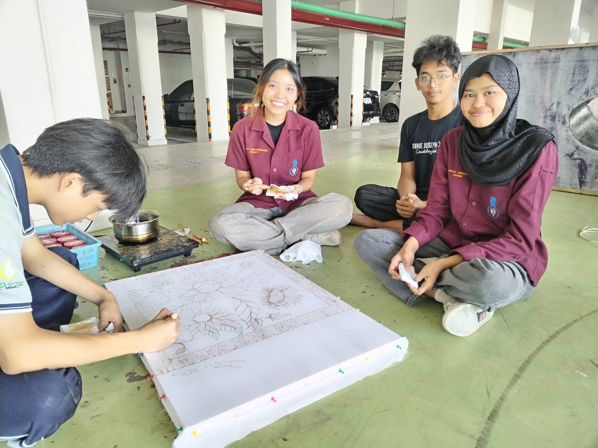 อาจารย์​กิตติศักดิ์​ ธรรมอภิบาล ให้ความรู้​ แนะนำและฝึกปฏิบัติ ​เรื่อง"บาติกเบื้องต้น​สำหรับครู"