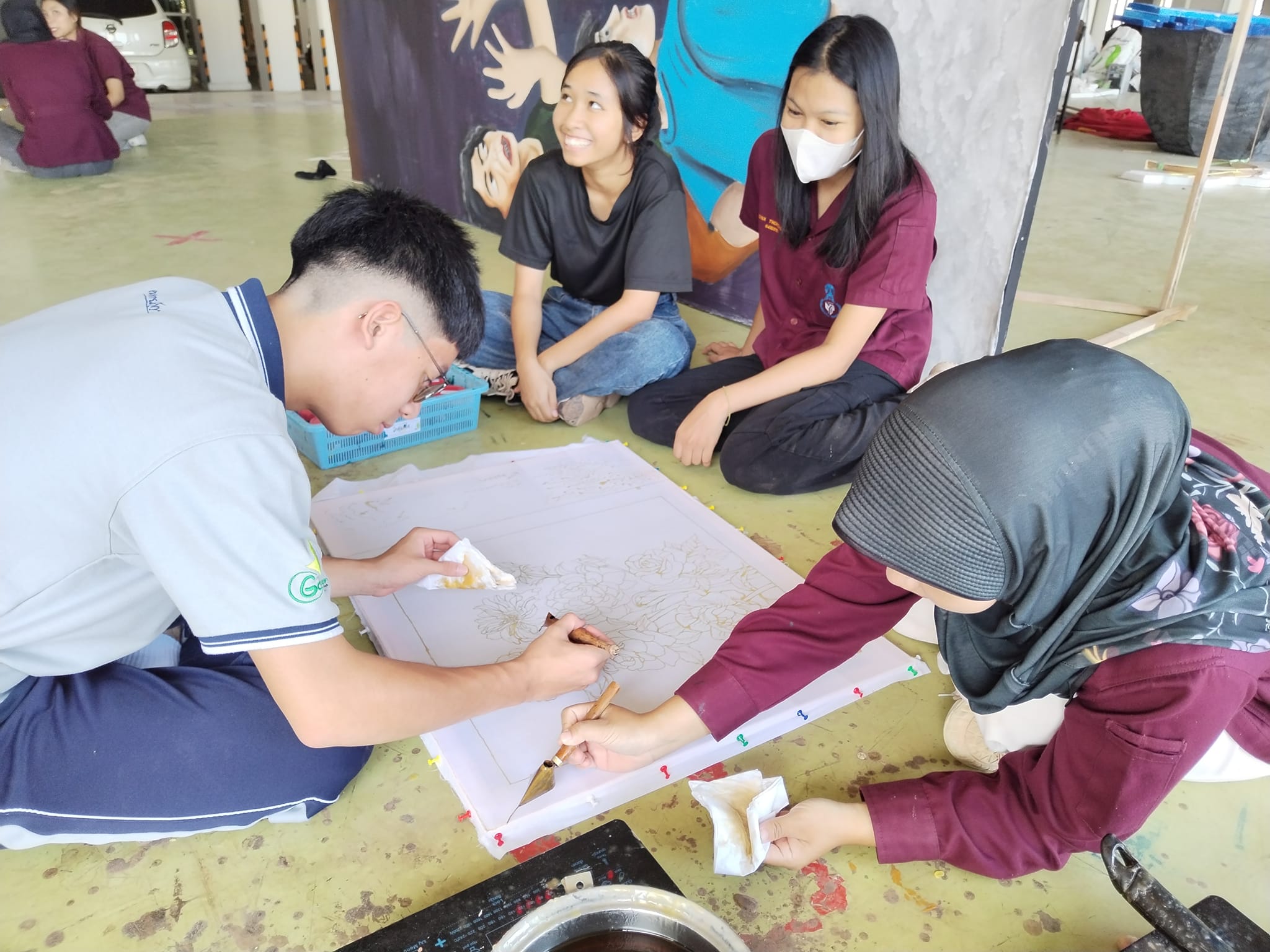 อาจารย์​กิตติศักดิ์​ ธรรมอภิบาล ให้ความรู้​ แนะนำและฝึกปฏิบัติ ​เรื่อง"บาติกเบื้องต้น​สำหรับครู"