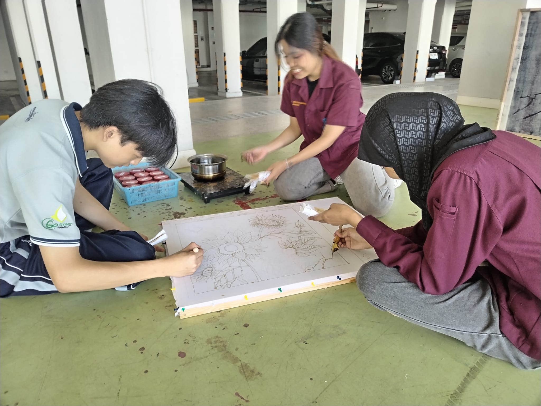 อาจารย์​กิตติศักดิ์​ ธรรมอภิบาล ให้ความรู้​ แนะนำและฝึกปฏิบัติ ​เรื่อง"บาติกเบื้องต้น​สำหรับครู"