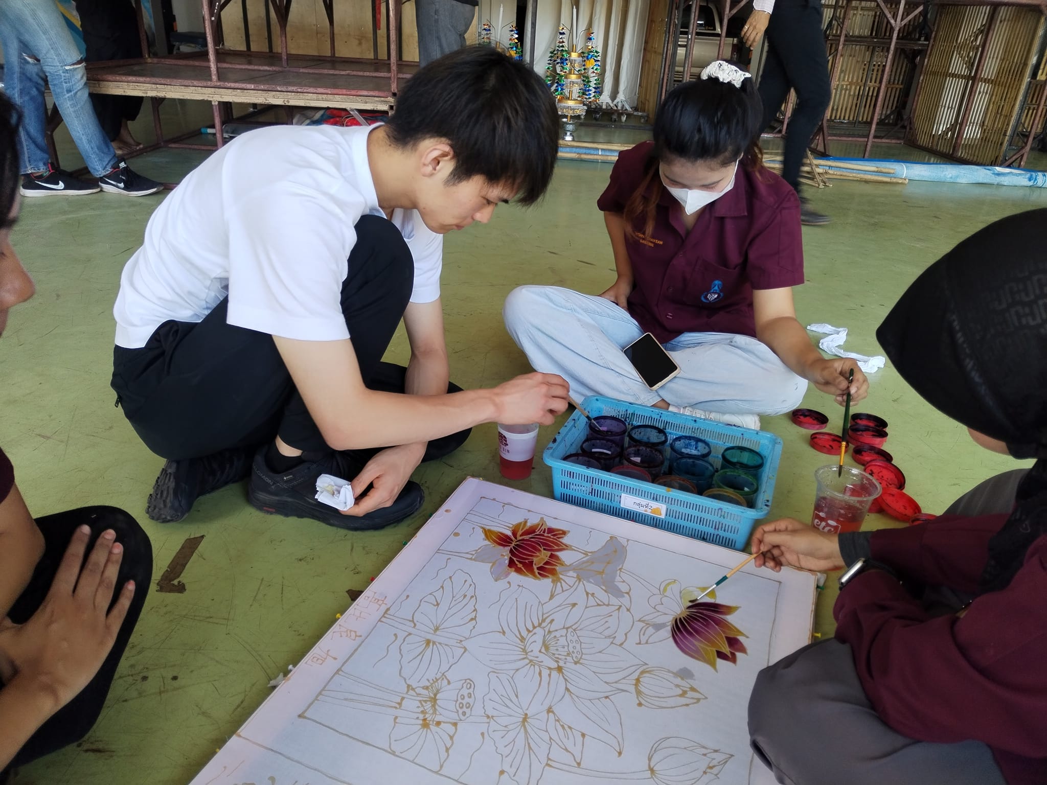 อาจารย์​กิตติศักดิ์​ ธรรมอภิบาล ให้ความรู้​ แนะนำและฝึกปฏิบัติ ​เรื่อง"บาติกเบื้องต้น​สำหรับครู"