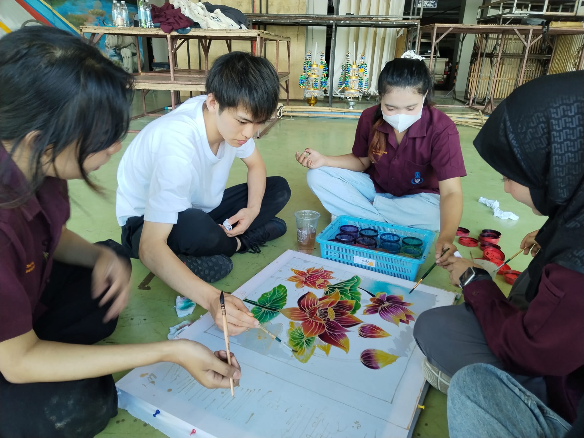 อาจารย์​กิตติศักดิ์​ ธรรมอภิบาล ให้ความรู้​ แนะนำและฝึกปฏิบัติ ​เรื่อง"บาติกเบื้องต้น​สำหรับครู"