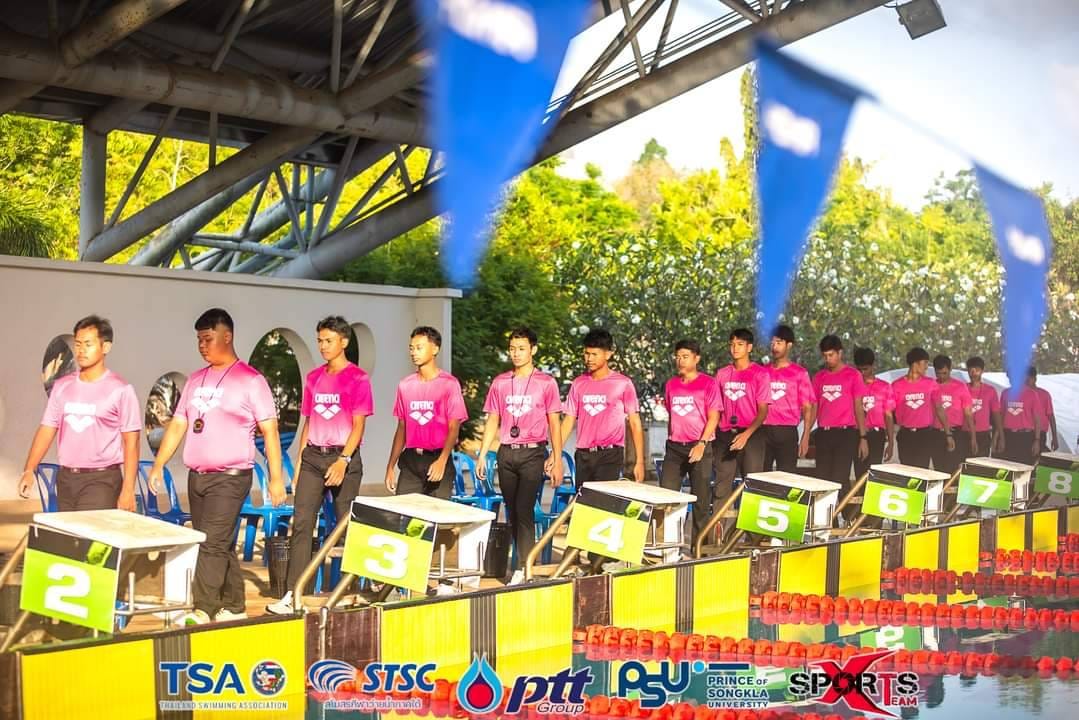 นิสิตสาขาพลศึกษาและสุขศึกษา ปฏิบัติหน้าที่ผู้ช่วยผู้ตัดสิน การแข่งขันว่ายน้ำชิงชนะเลิศแห่งประเทศไทย ภาค4   ประจำปี 2567​ PTT Thailand Swimming Championships 2024