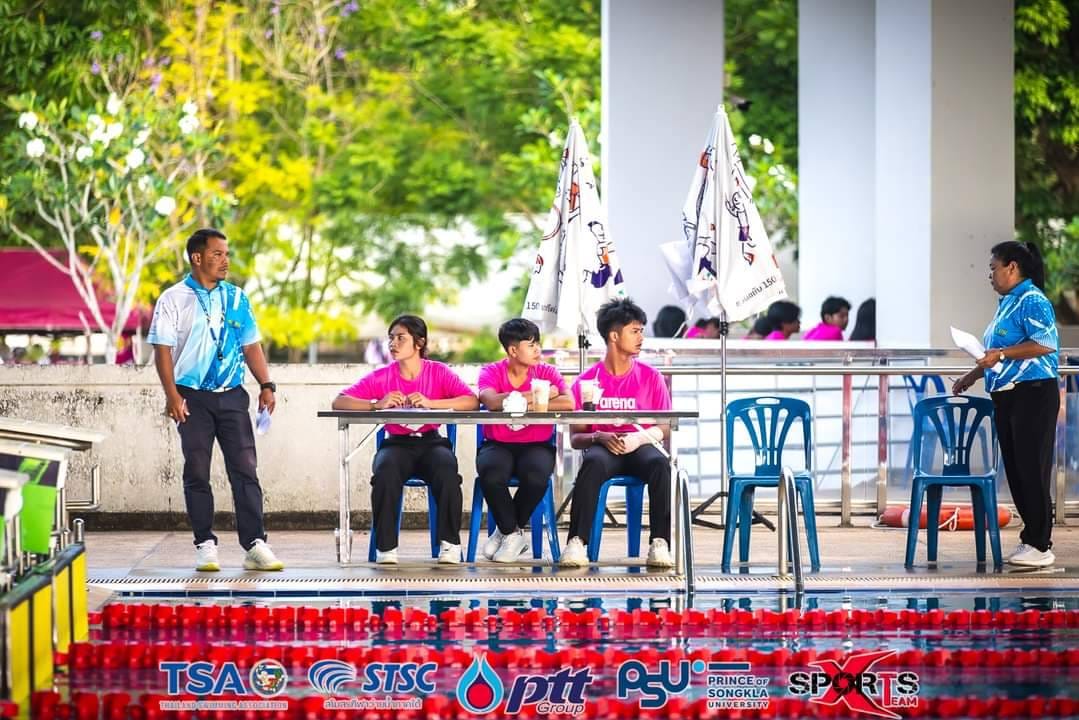 นิสิตสาขาพลศึกษาและสุขศึกษา ปฏิบัติหน้าที่ผู้ช่วยผู้ตัดสิน การแข่งขันว่ายน้ำชิงชนะเลิศแห่งประเทศไทย ภาค4   ประจำปี 2567​ PTT Thailand Swimming Championships 2024