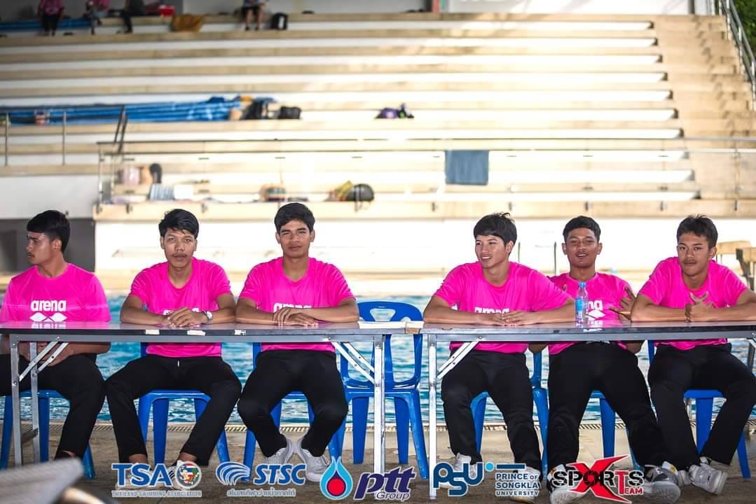 นิสิตสาขาพลศึกษาและสุขศึกษา ปฏิบัติหน้าที่ผู้ช่วยผู้ตัดสิน การแข่งขันว่ายน้ำชิงชนะเลิศแห่งประเทศไทย ภาค4   ประจำปี 2567​ PTT Thailand Swimming Championships 2024