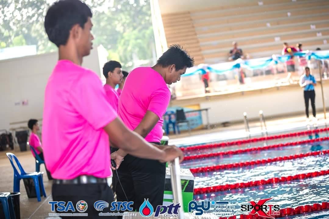 นิสิตสาขาพลศึกษาและสุขศึกษา ปฏิบัติหน้าที่ผู้ช่วยผู้ตัดสิน การแข่งขันว่ายน้ำชิงชนะเลิศแห่งประเทศไทย ภาค4   ประจำปี 2567​ PTT Thailand Swimming Championships 2024