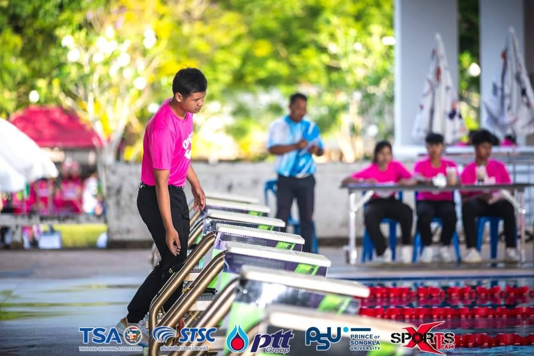 นิสิตสาขาพลศึกษาและสุขศึกษา ปฏิบัติหน้าที่ผู้ช่วยผู้ตัดสิน การแข่งขันว่ายน้ำชิงชนะเลิศแห่งประเทศไทย ภาค4   ประจำปี 2567​ PTT Thailand Swimming Championships 2024