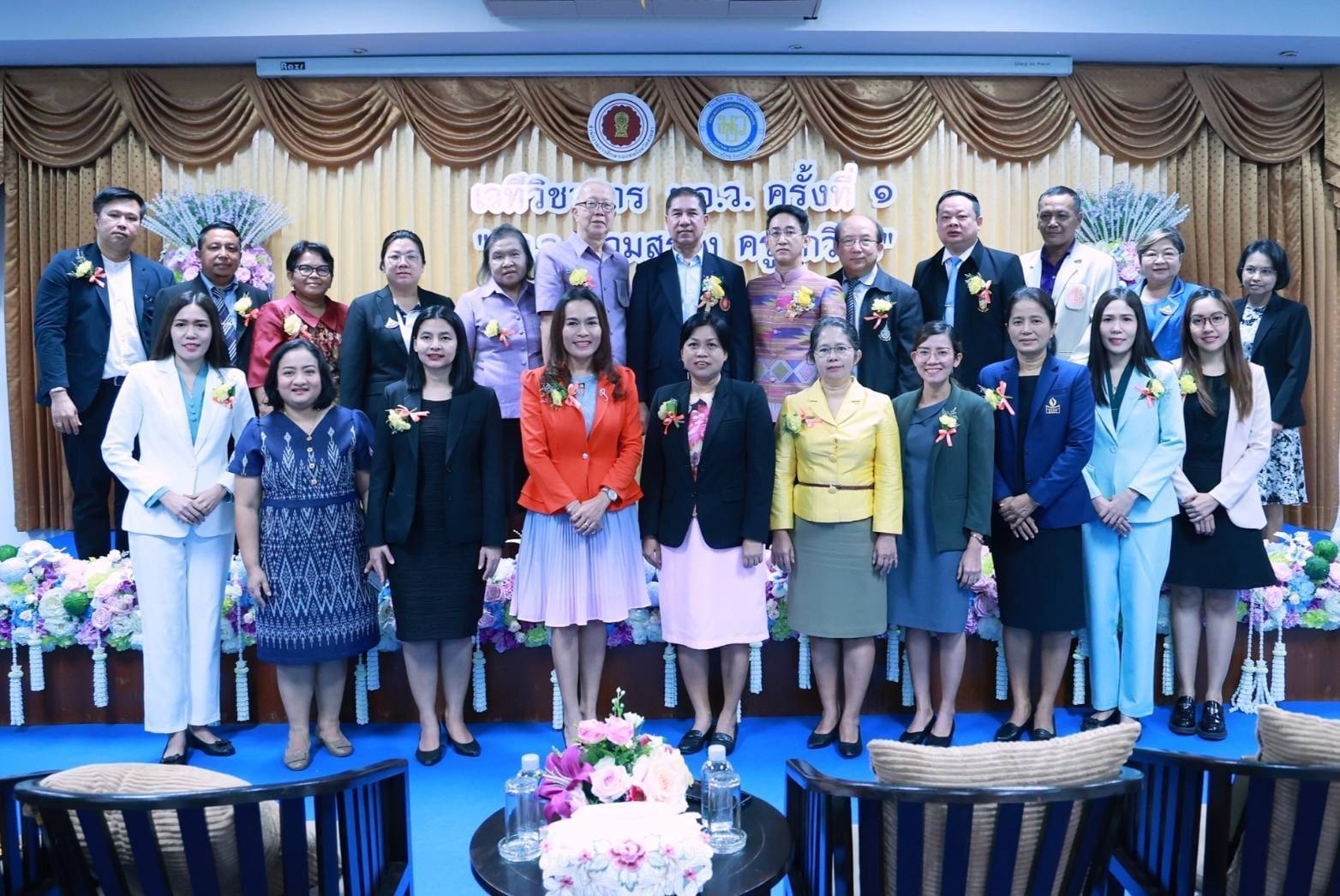 คณาจารย์สาขาสังคมศึกษาเข้ารับเกียรติบัตรจากนายสุกรี แวนมูซอ ผู้อำนวยการสำนักงานการศึกษาเอกชน จังหวัดสงขลา