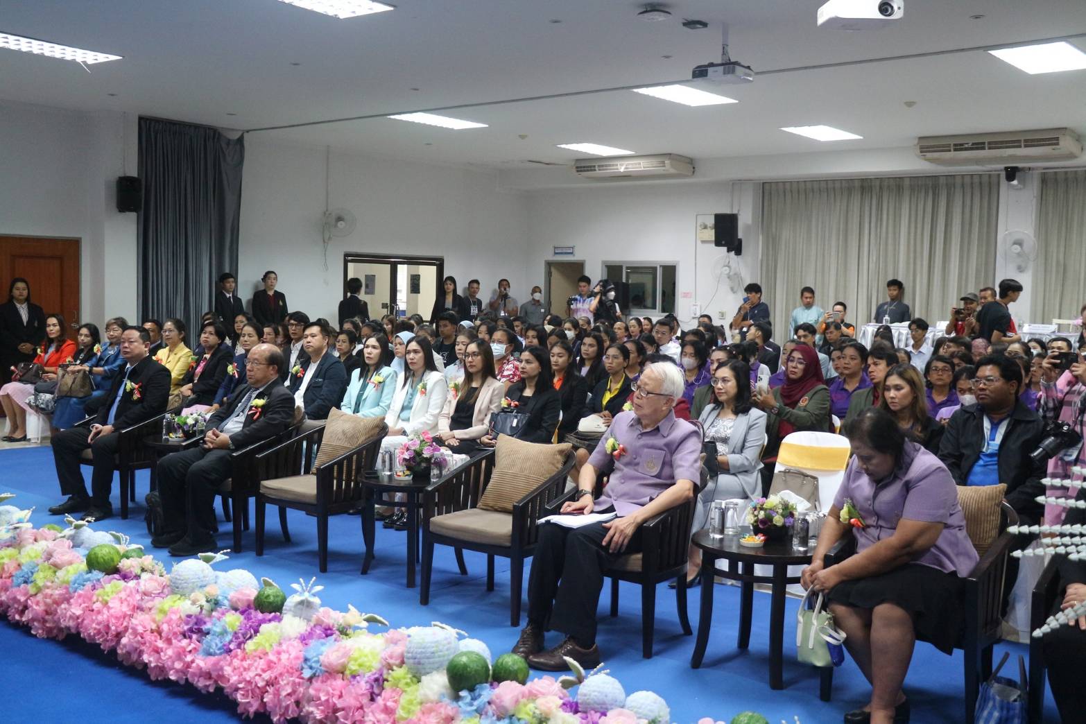 คณาจารย์สาขาสังคมศึกษาเข้ารับเกียรติบัตรจากนายสุกรี แวนมูซอ ผู้อำนวยการสำนักงานการศึกษาเอกชน จังหวัดสงขลา
