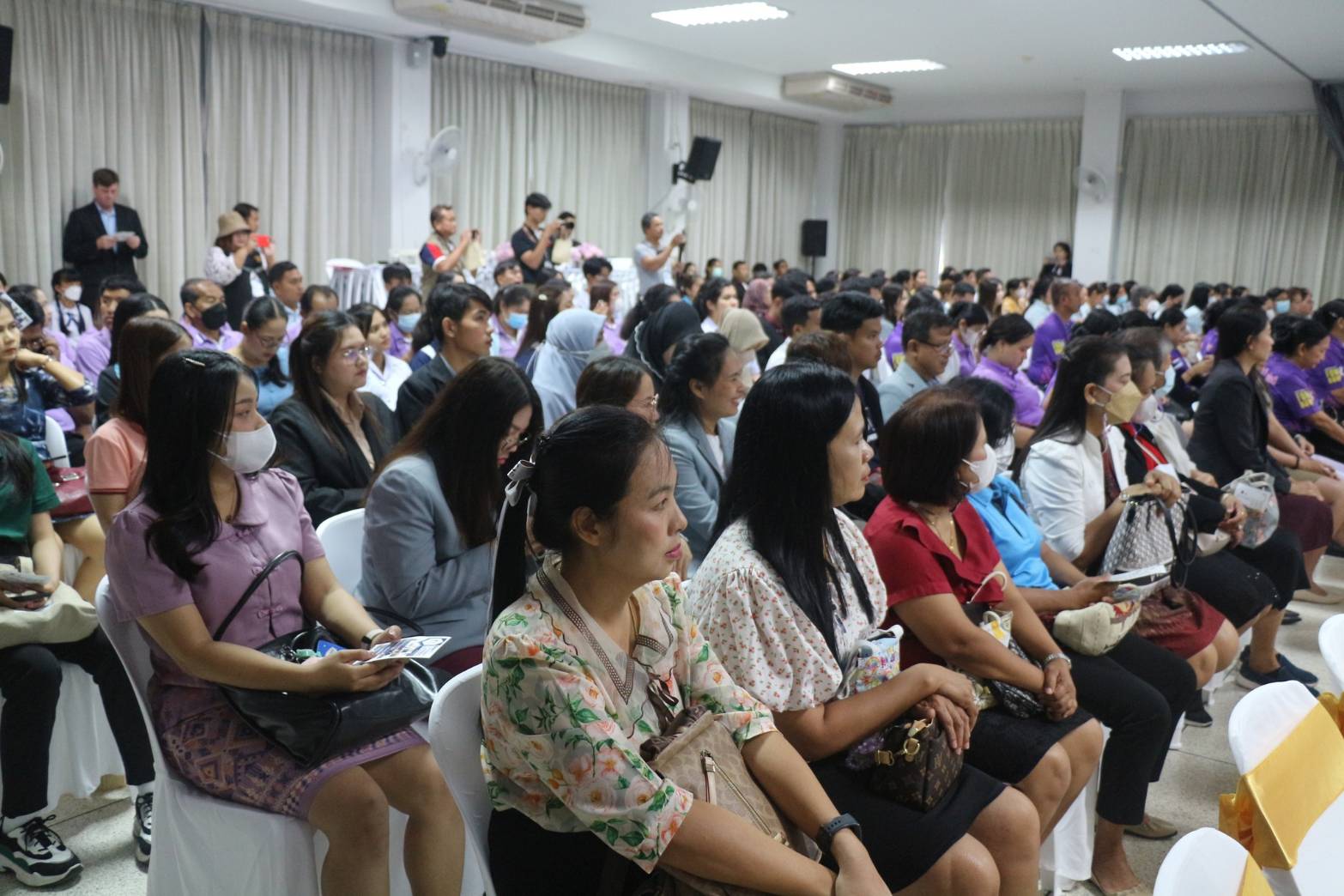 คณาจารย์สาขาสังคมศึกษาเข้ารับเกียรติบัตรจากนายสุกรี แวนมูซอ ผู้อำนวยการสำนักงานการศึกษาเอกชน จังหวัดสงขลา