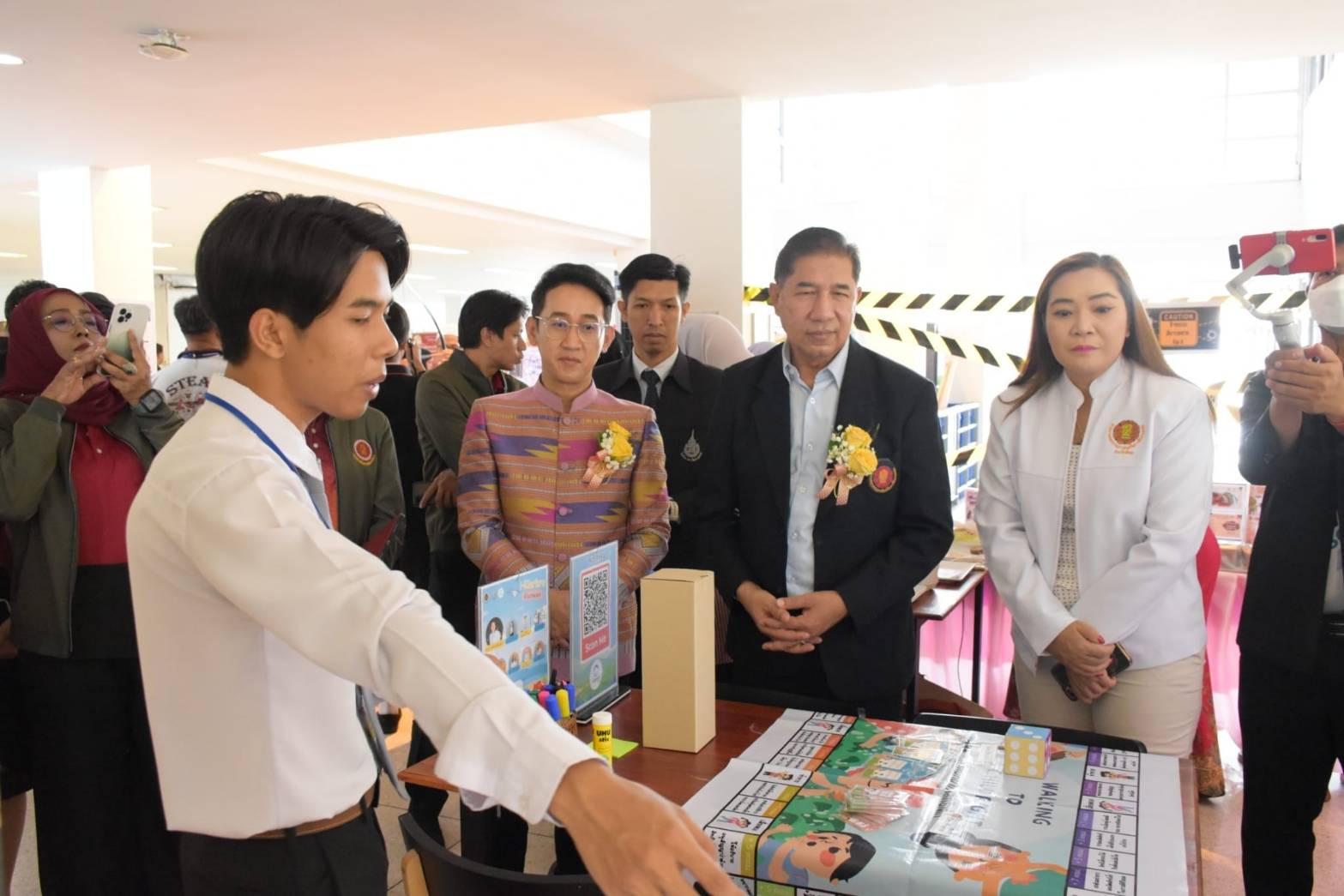 คณาจารย์สาขาสังคมศึกษาเข้ารับเกียรติบัตรจากนายสุกรี แวนมูซอ ผู้อำนวยการสำนักงานการศึกษาเอกชน จังหวัดสงขลา