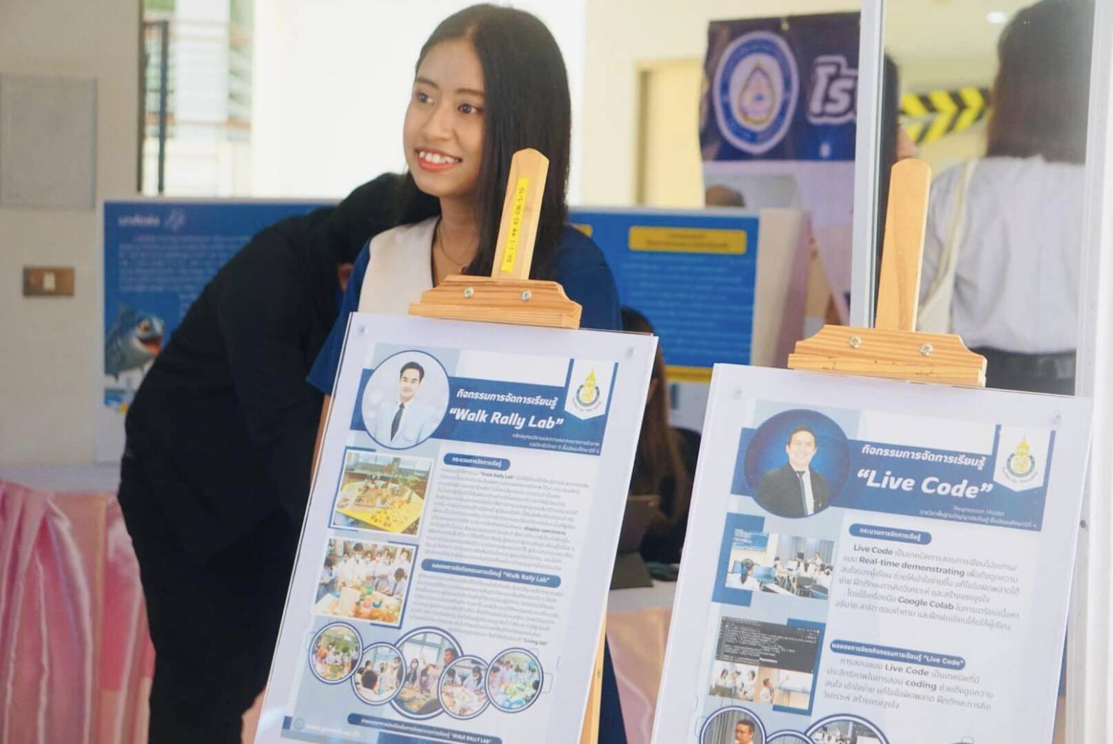 คณาจารย์สาขาสังคมศึกษาเข้ารับเกียรติบัตรจากนายสุกรี แวนมูซอ ผู้อำนวยการสำนักงานการศึกษาเอกชน จังหวัดสงขลา