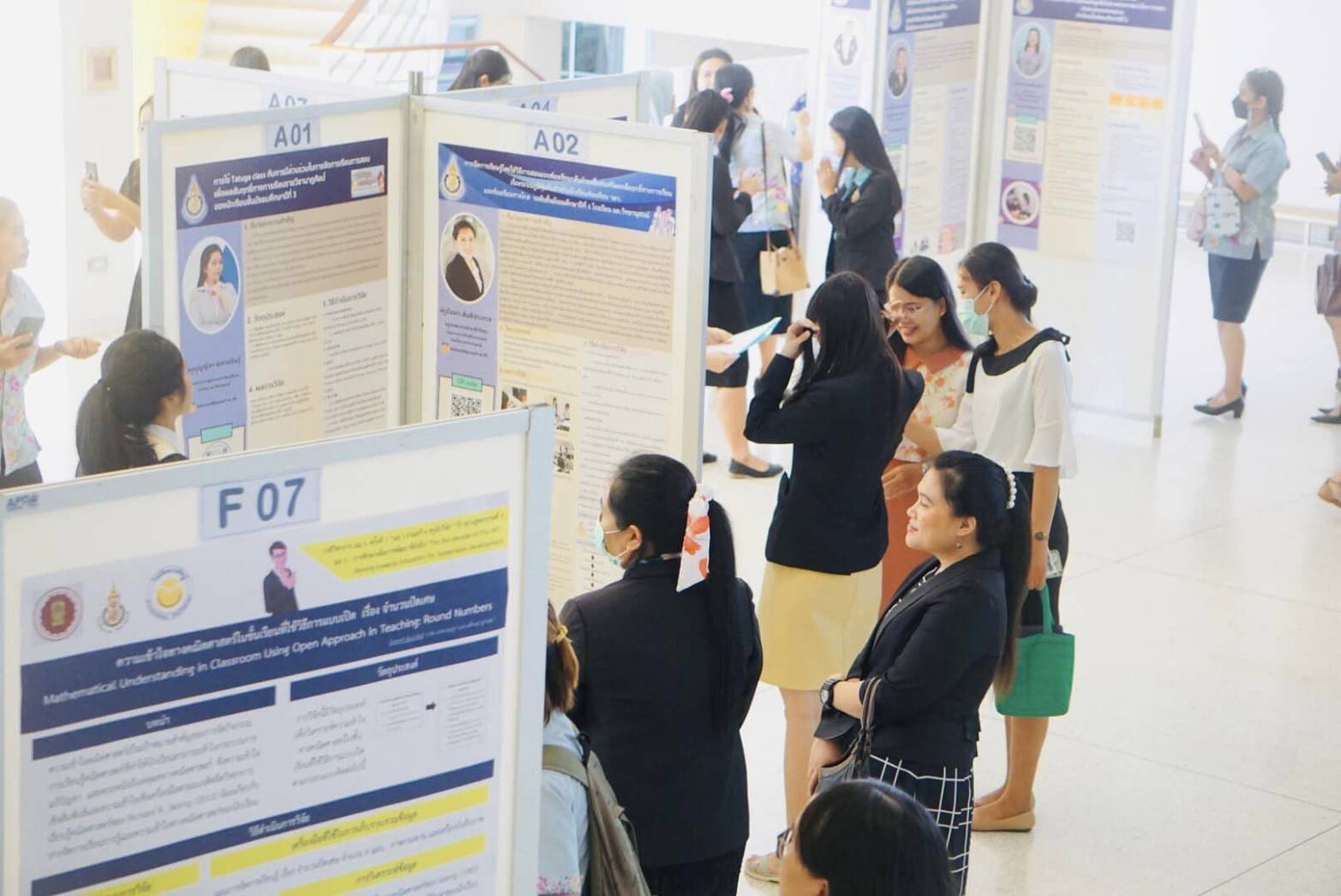 คณาจารย์สาขาสังคมศึกษาเข้ารับเกียรติบัตรจากนายสุกรี แวนมูซอ ผู้อำนวยการสำนักงานการศึกษาเอกชน จังหวัดสงขลา