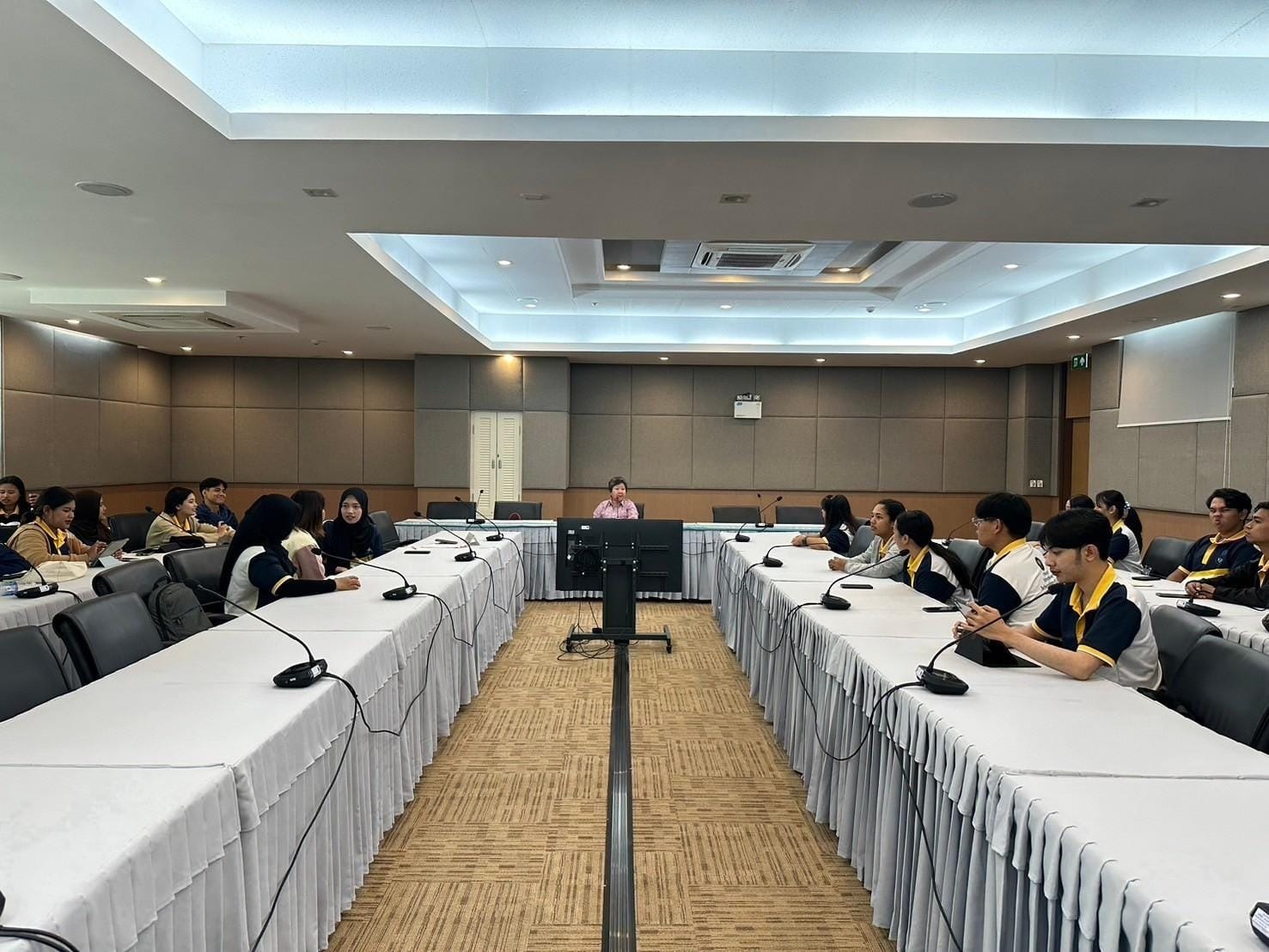 คณะผู้บริหาร คณาจารย์สาขาวิชาหลักสูตรและการสอนต้อนรับคณาจารย์ คณะศึกษาศาสตร์ มหาวิทยาลัยศิลปากร