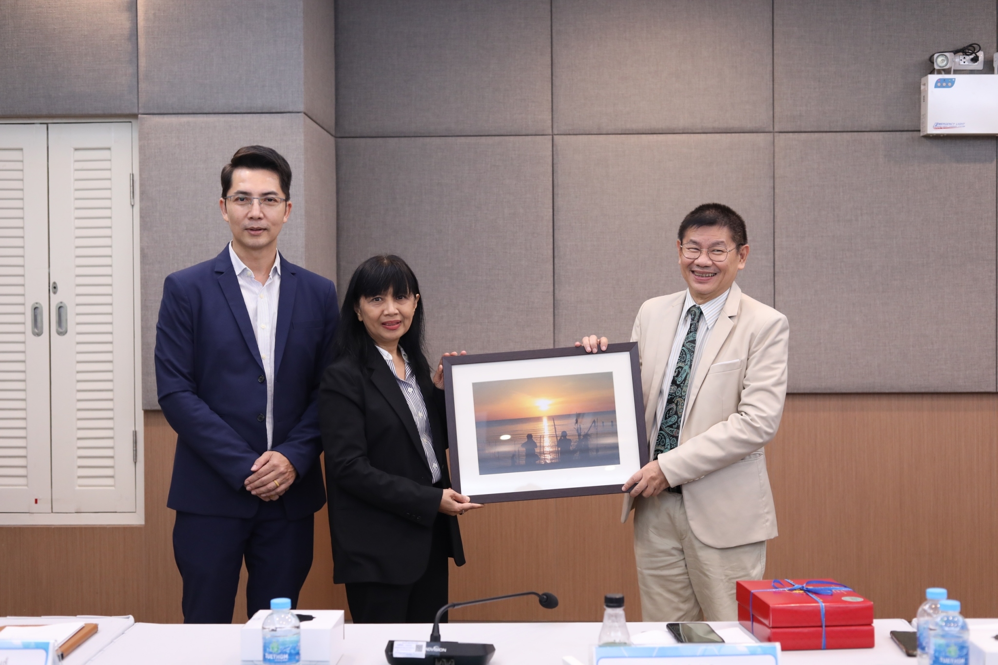 คณะผู้บริหาร คณาจารย์สาขาวิชาหลักสูตรและการสอนต้อนรับคณาจารย์ คณะศึกษาศาสตร์ มหาวิทยาลัยศิลปากร