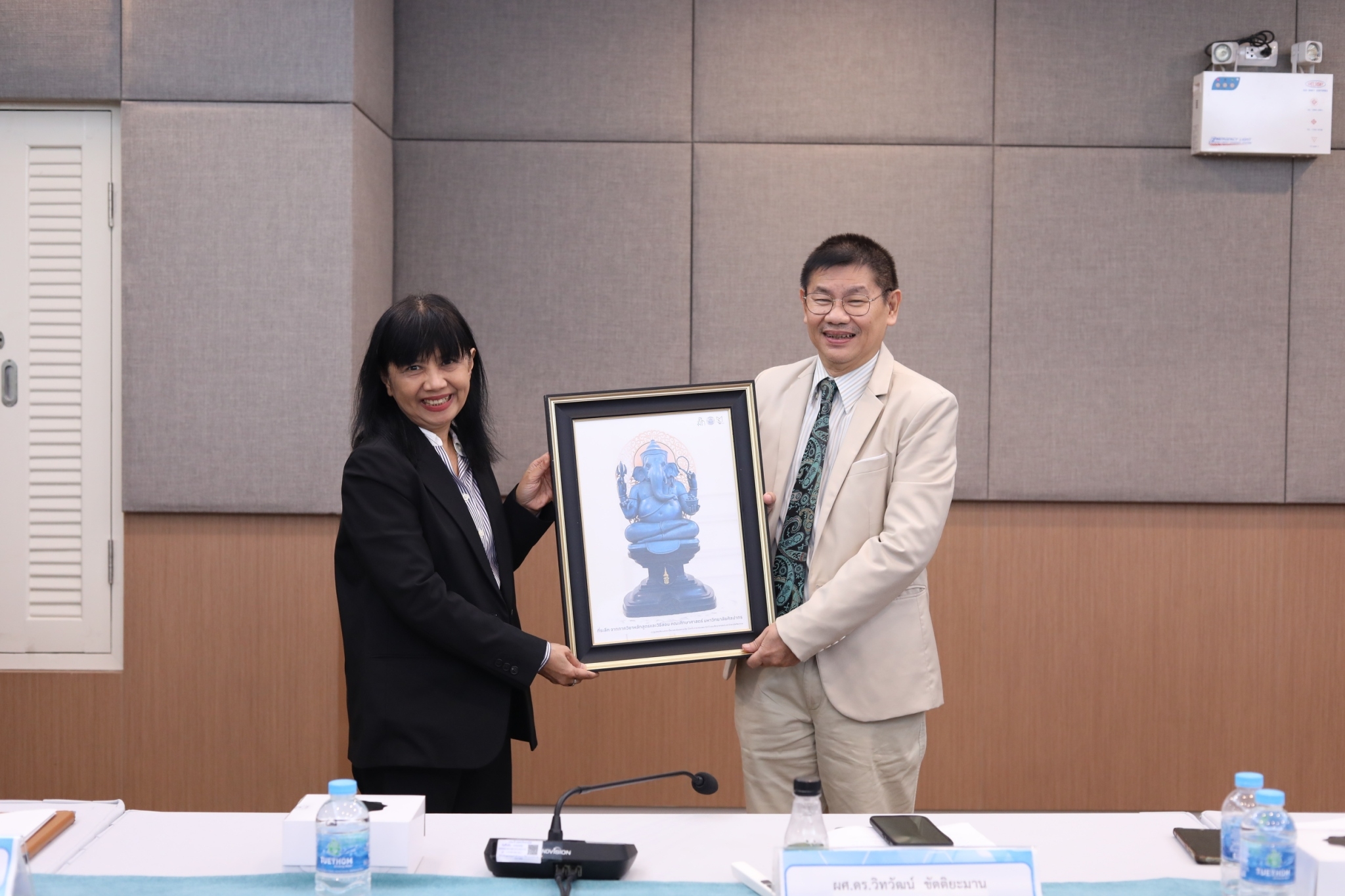 คณะผู้บริหาร คณาจารย์สาขาวิชาหลักสูตรและการสอนต้อนรับคณาจารย์ คณะศึกษาศาสตร์ มหาวิทยาลัยศิลปากร