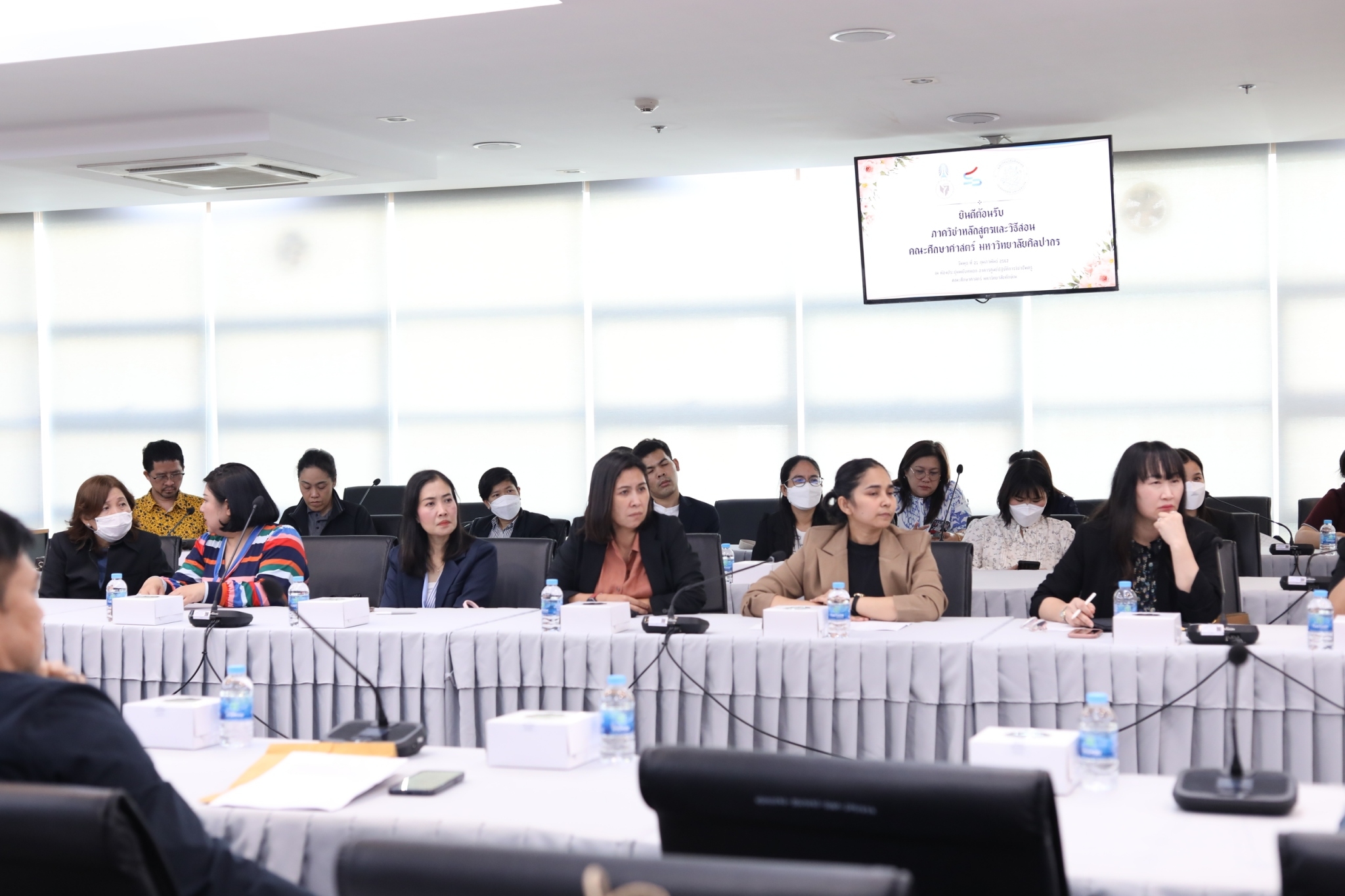คณะผู้บริหาร คณาจารย์สาขาวิชาหลักสูตรและการสอนต้อนรับคณาจารย์ คณะศึกษาศาสตร์ มหาวิทยาลัยศิลปากร