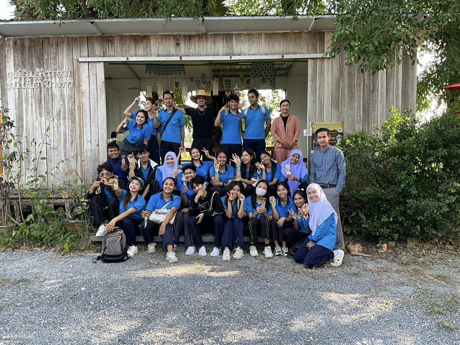ศึกษาเรียนรู้งานศิลปะพื้นถิ่น การร้อยลูกปัดมโนราห์  ณ ศูนย์การเรียนรู้หัตถกรรมลูกปัดมโนราห์บ้านขาว