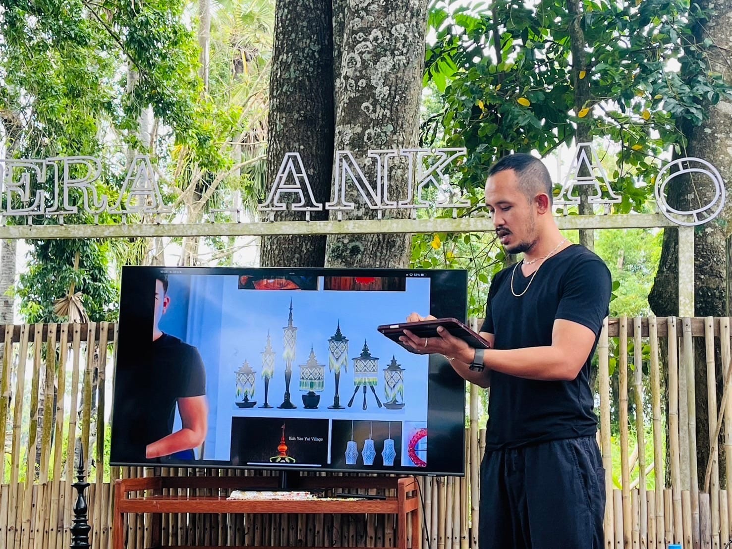 ศึกษาเรียนรู้งานศิลปะพื้นถิ่น การร้อยลูกปัดมโนราห์  ณ ศูนย์การเรียนรู้หัตถกรรมลูกปัดมโนราห์บ้านขาว