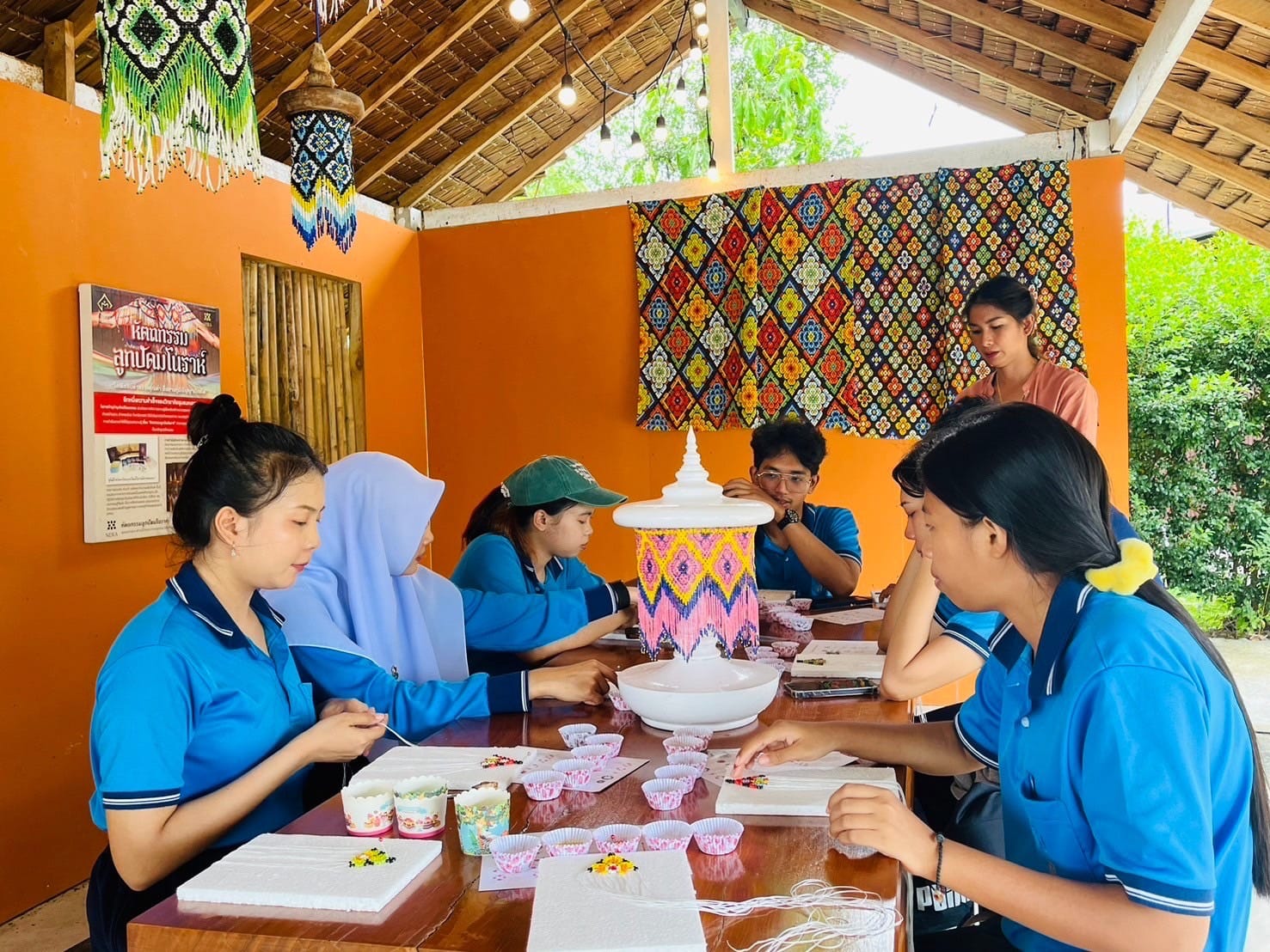 ศึกษาเรียนรู้งานศิลปะพื้นถิ่น การร้อยลูกปัดมโนราห์  ณ ศูนย์การเรียนรู้หัตถกรรมลูกปัดมโนราห์บ้านขาว