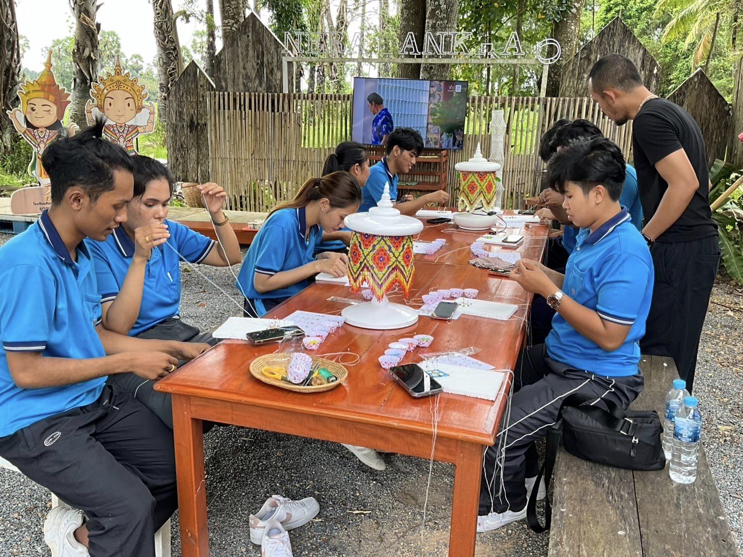 ศึกษาเรียนรู้งานศิลปะพื้นถิ่น การร้อยลูกปัดมโนราห์  ณ ศูนย์การเรียนรู้หัตถกรรมลูกปัดมโนราห์บ้านขาว