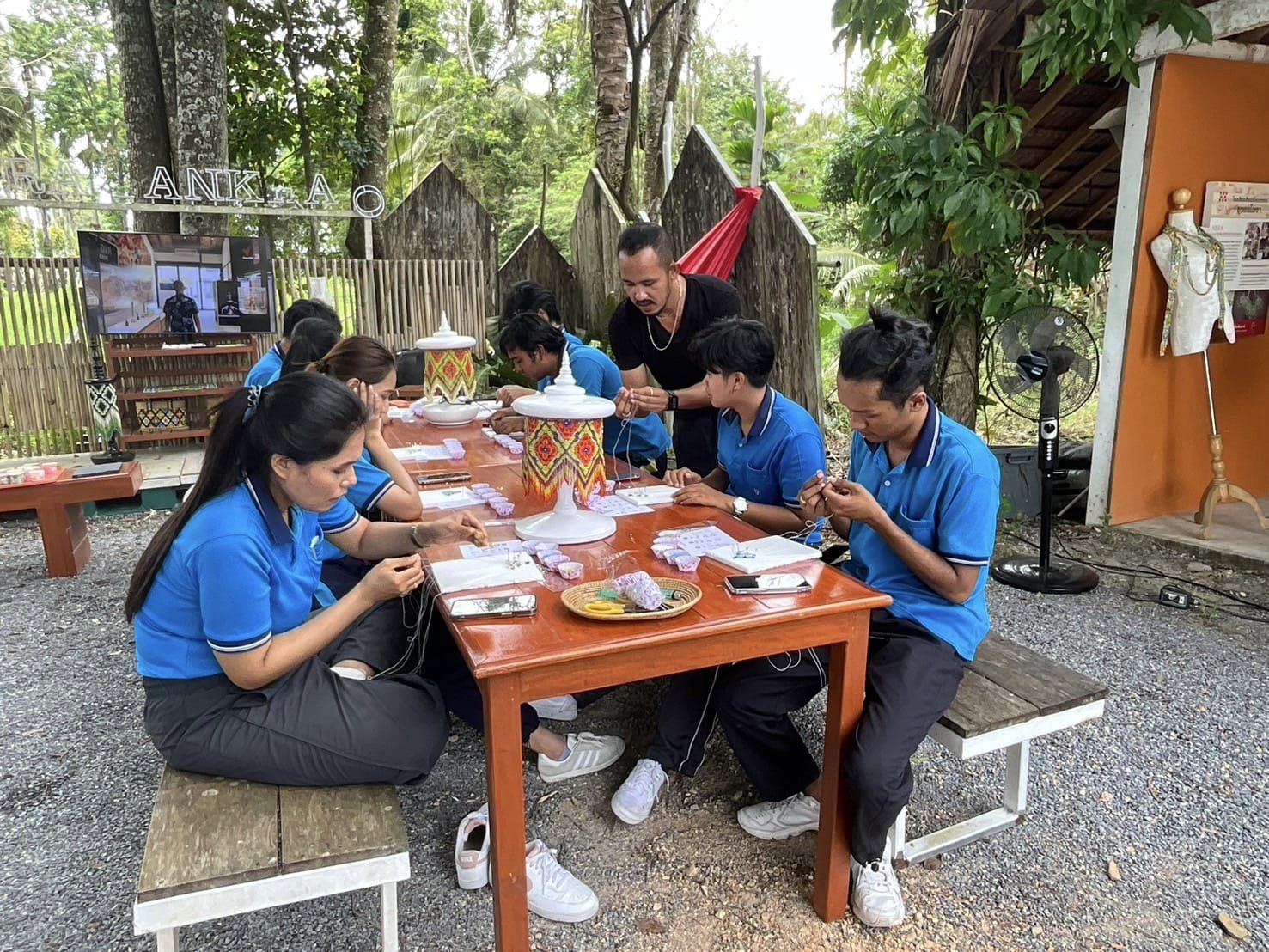 ศึกษาเรียนรู้งานศิลปะพื้นถิ่น การร้อยลูกปัดมโนราห์  ณ ศูนย์การเรียนรู้หัตถกรรมลูกปัดมโนราห์บ้านขาว