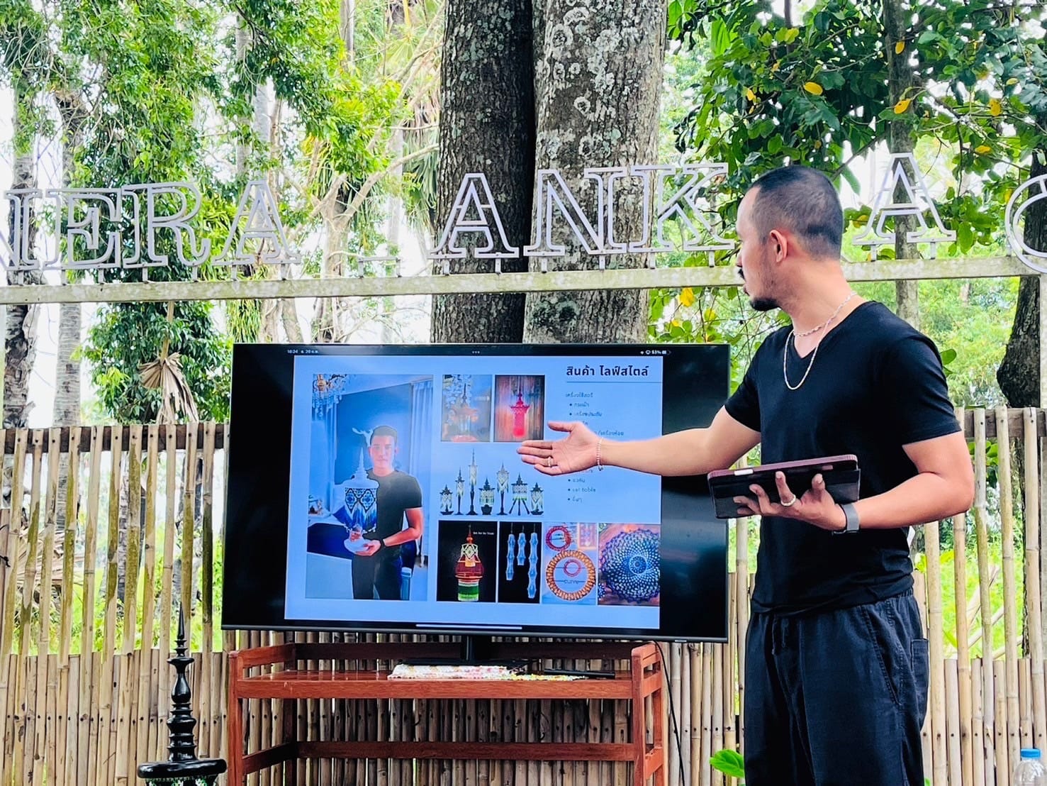 ศึกษาเรียนรู้งานศิลปะพื้นถิ่น การร้อยลูกปัดมโนราห์  ณ ศูนย์การเรียนรู้หัตถกรรมลูกปัดมโนราห์บ้านขาว