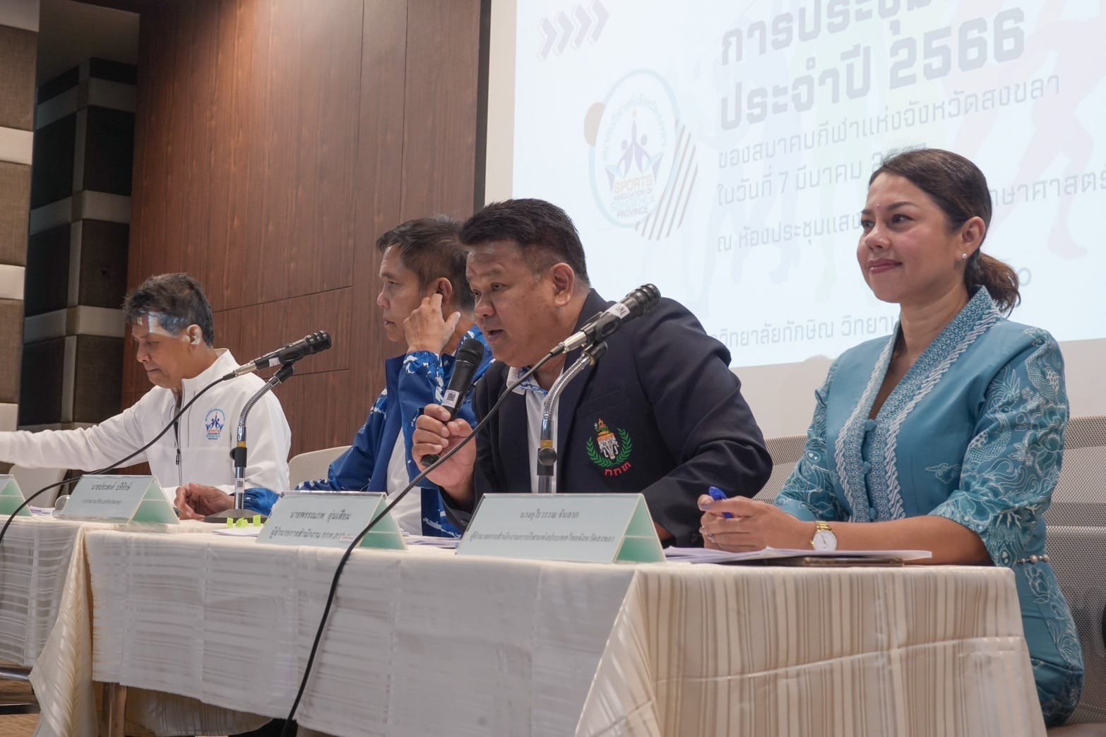 ผศ.ดร.วิทวัฒน์ ขัตติยะมานคณบดีคณะศึกษาศาสตร์​ ได้ให้การต้อนรับผู้เข้าร่วมการประชุมใหญ่สามัญประจำปี 2566 ของสมาคมกีฬาแห่งจังหวัดสงขลา