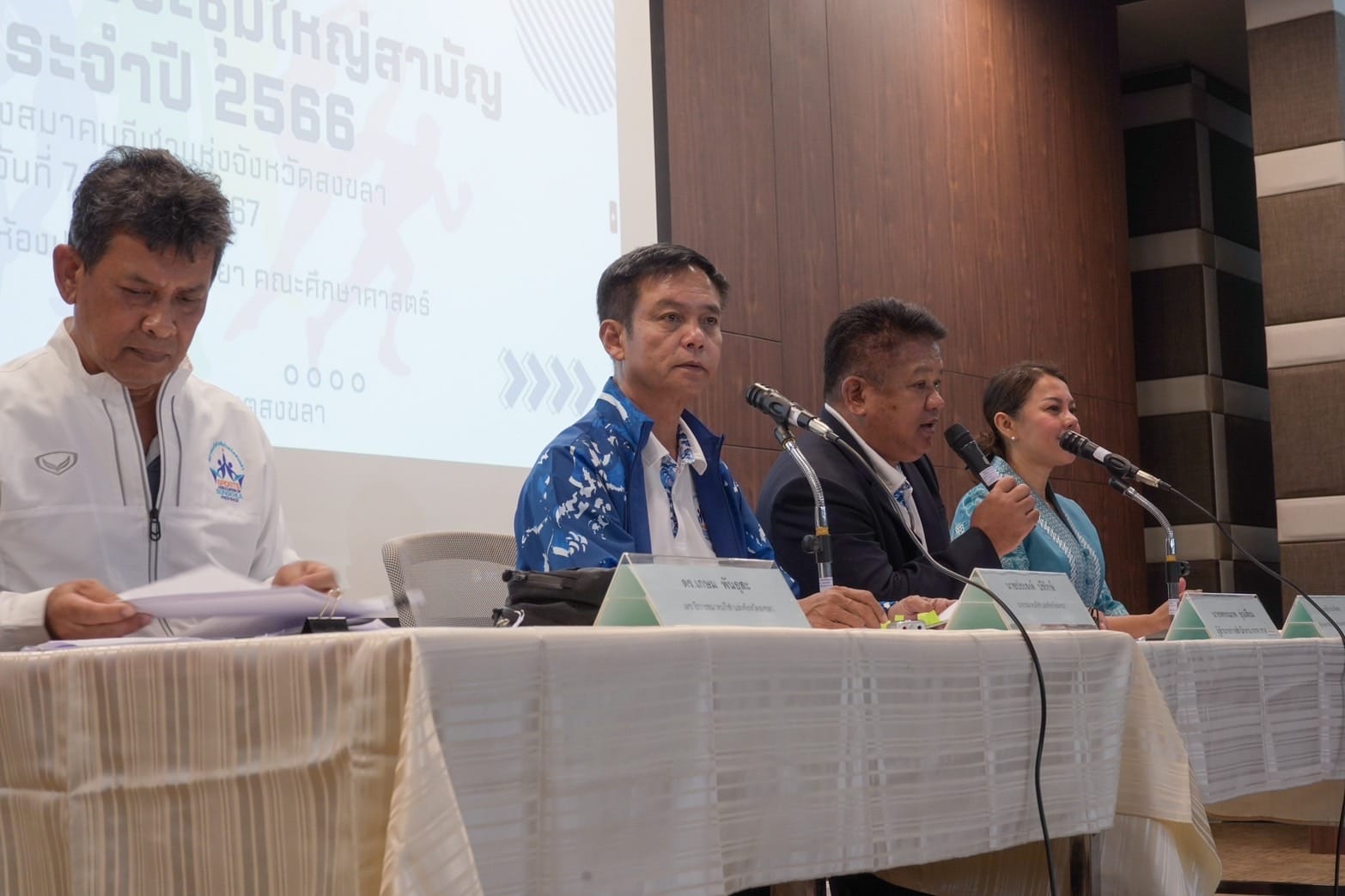 ผศ.ดร.วิทวัฒน์ ขัตติยะมานคณบดีคณะศึกษาศาสตร์​ ได้ให้การต้อนรับผู้เข้าร่วมการประชุมใหญ่สามัญประจำปี 2566 ของสมาคมกีฬาแห่งจังหวัดสงขลา