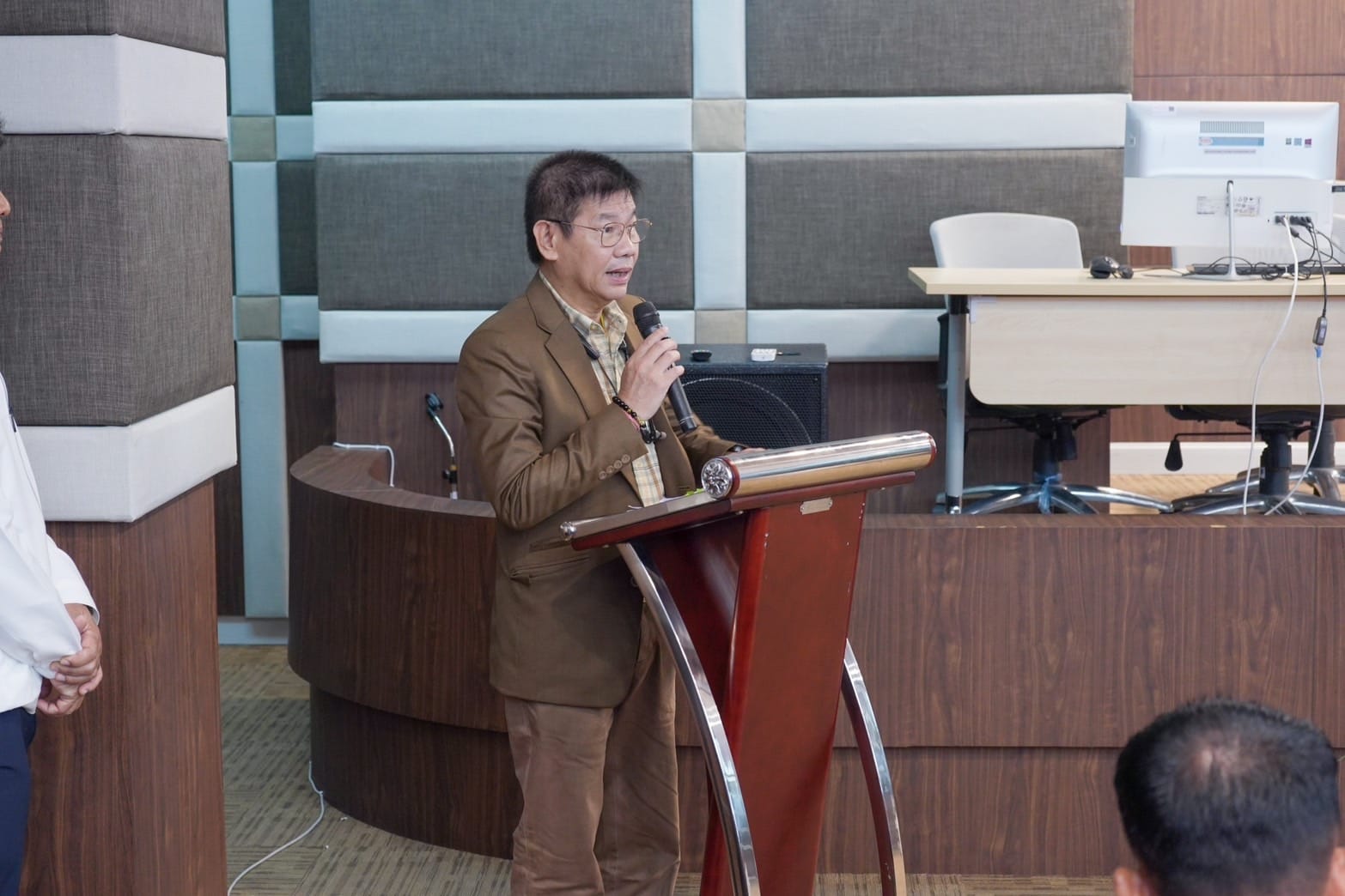 ผศ.ดร.วิทวัฒน์ ขัตติยะมานคณบดีคณะศึกษาศาสตร์​ ได้ให้การต้อนรับผู้เข้าร่วมการประชุมใหญ่สามัญประจำปี 2566 ของสมาคมกีฬาแห่งจังหวัดสงขลา