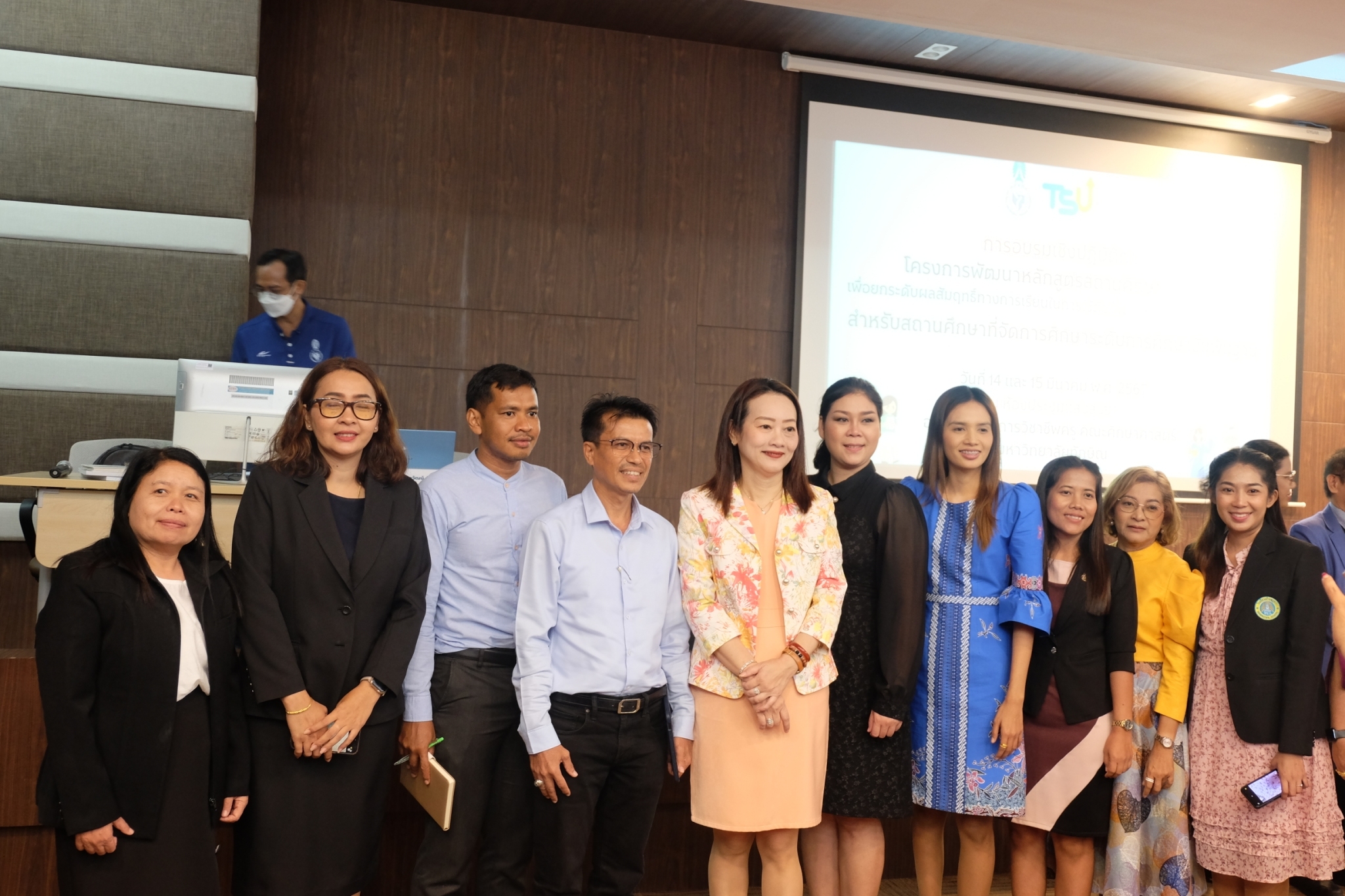 โครงการการพัฒนาหลักสูตรสถานศึกษาเข้มแข็ง  เพื่อยกระดับผลสัมฤทธิ์ของผู้เรียน